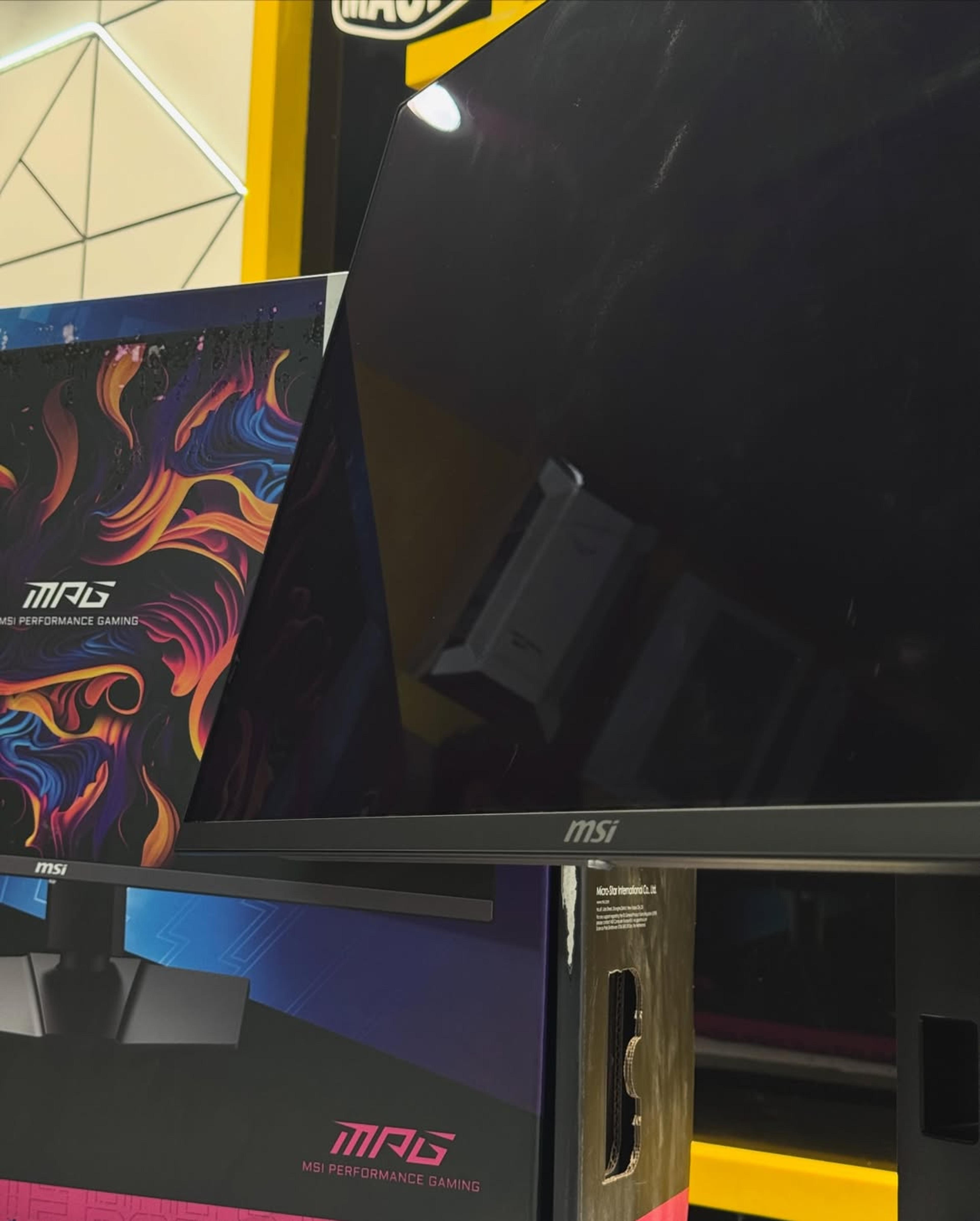 MSi MPG 32IURX QD-OLED  - view 4