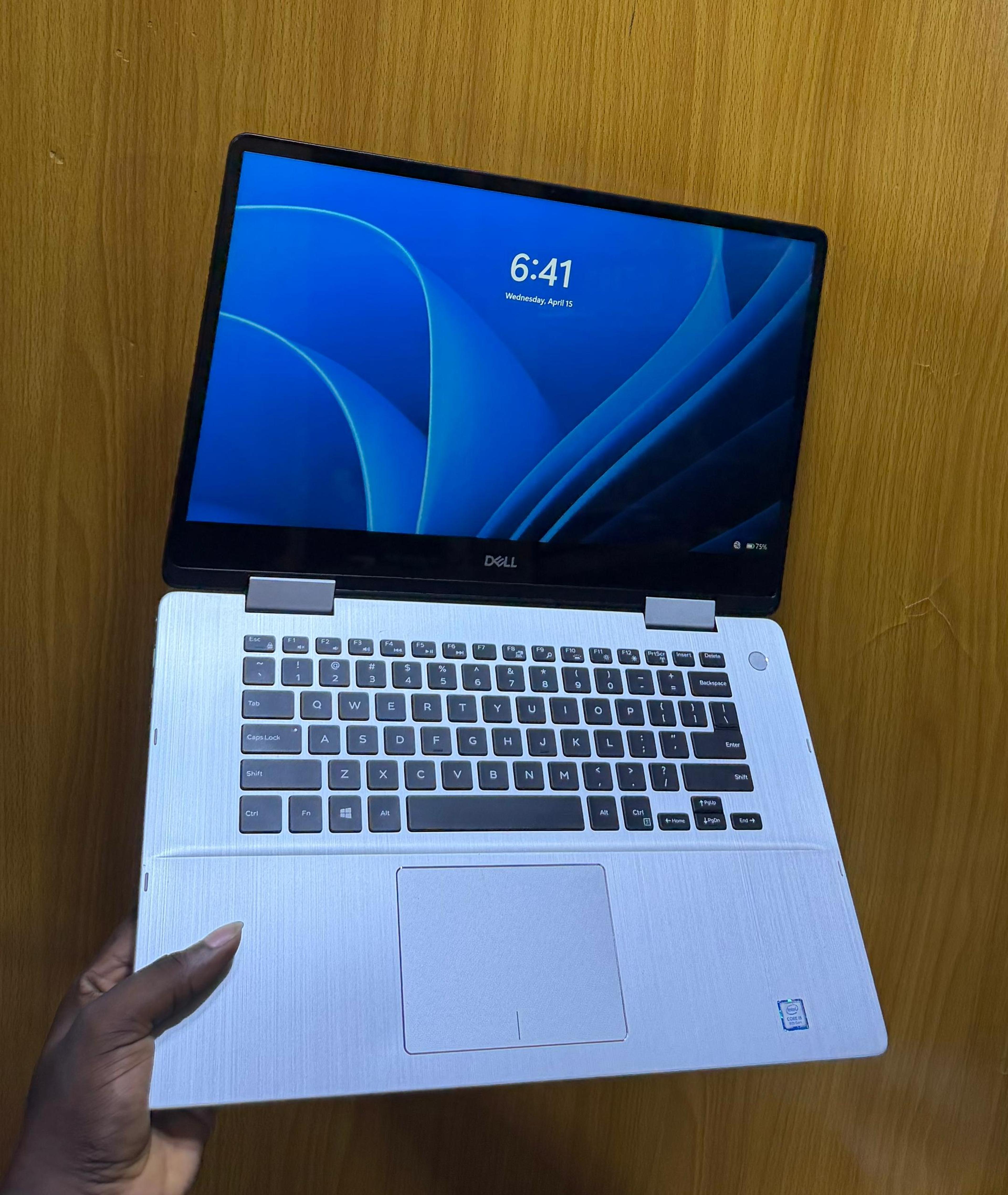 🇺🇸 DELL Inspiron 7586