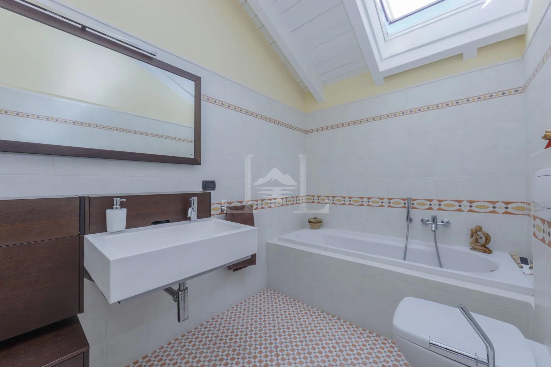 APARTMENT VIA DEI CAPPUCCINI BATHROOM 2