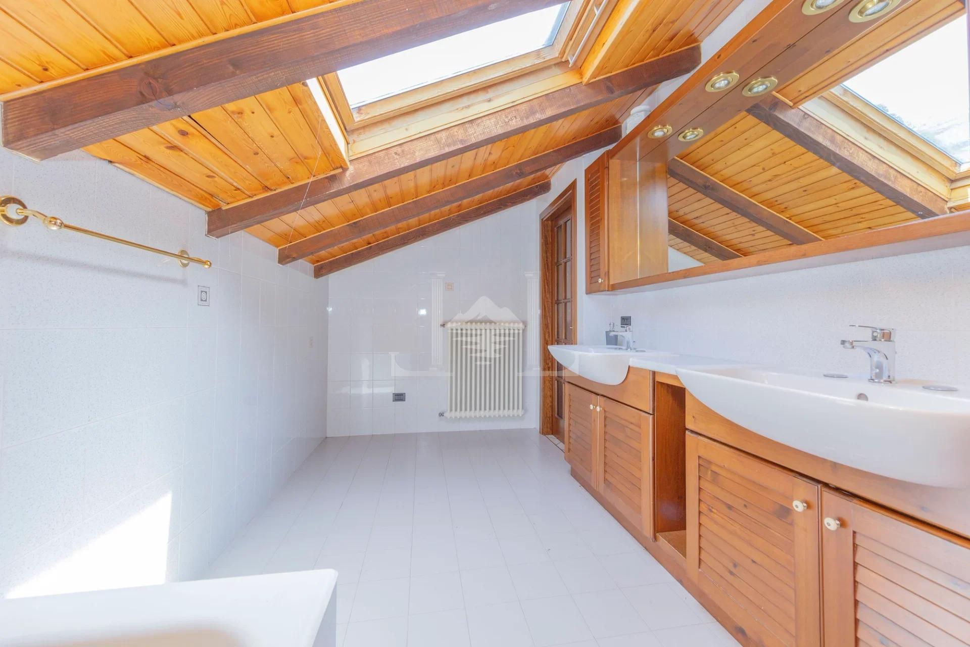 Incantevole Villa Bifamiliare con Vista Panoramica sul Lago e Giardino Terrazzato - Immagine 12