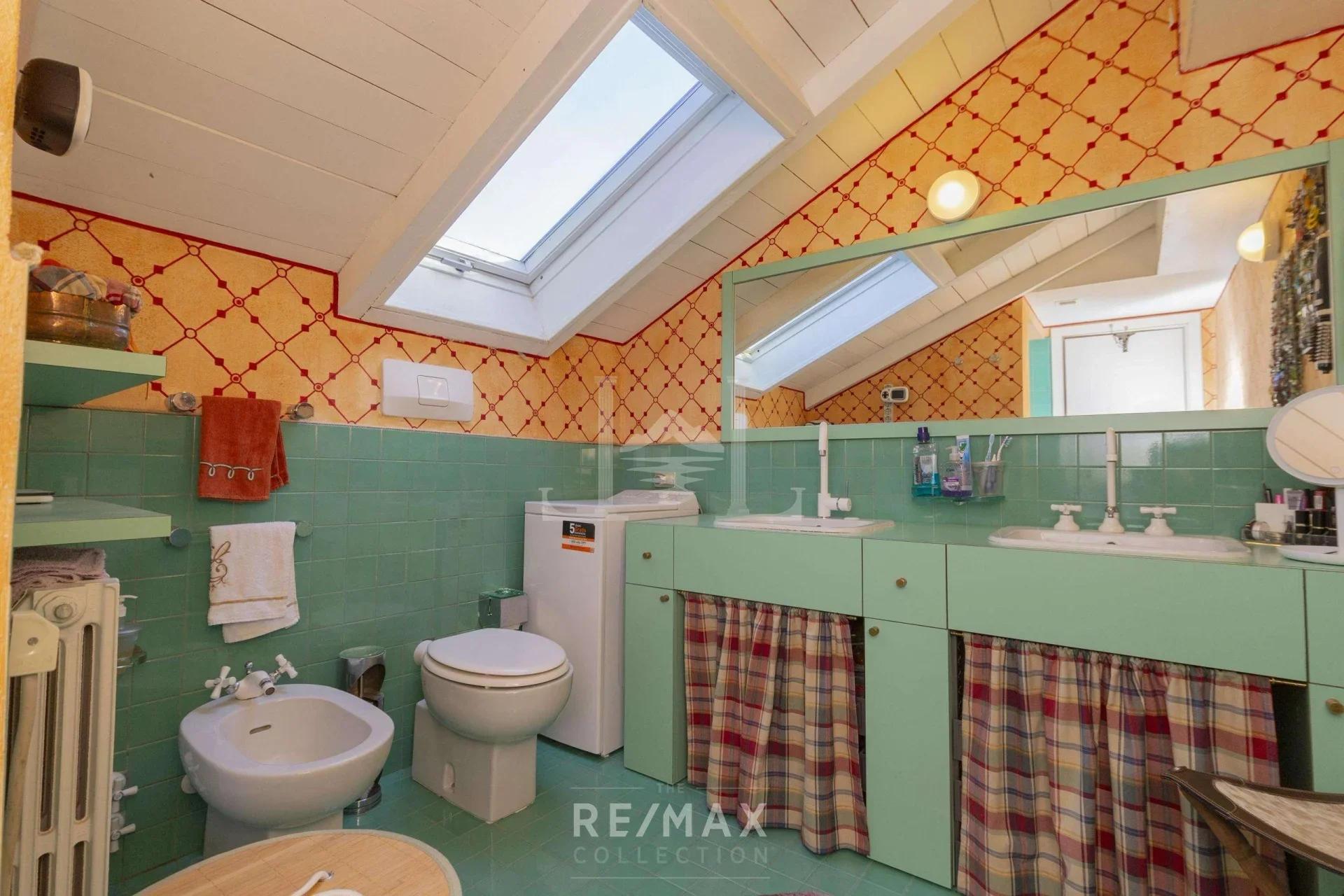 BATHROOM TOP FLOOR