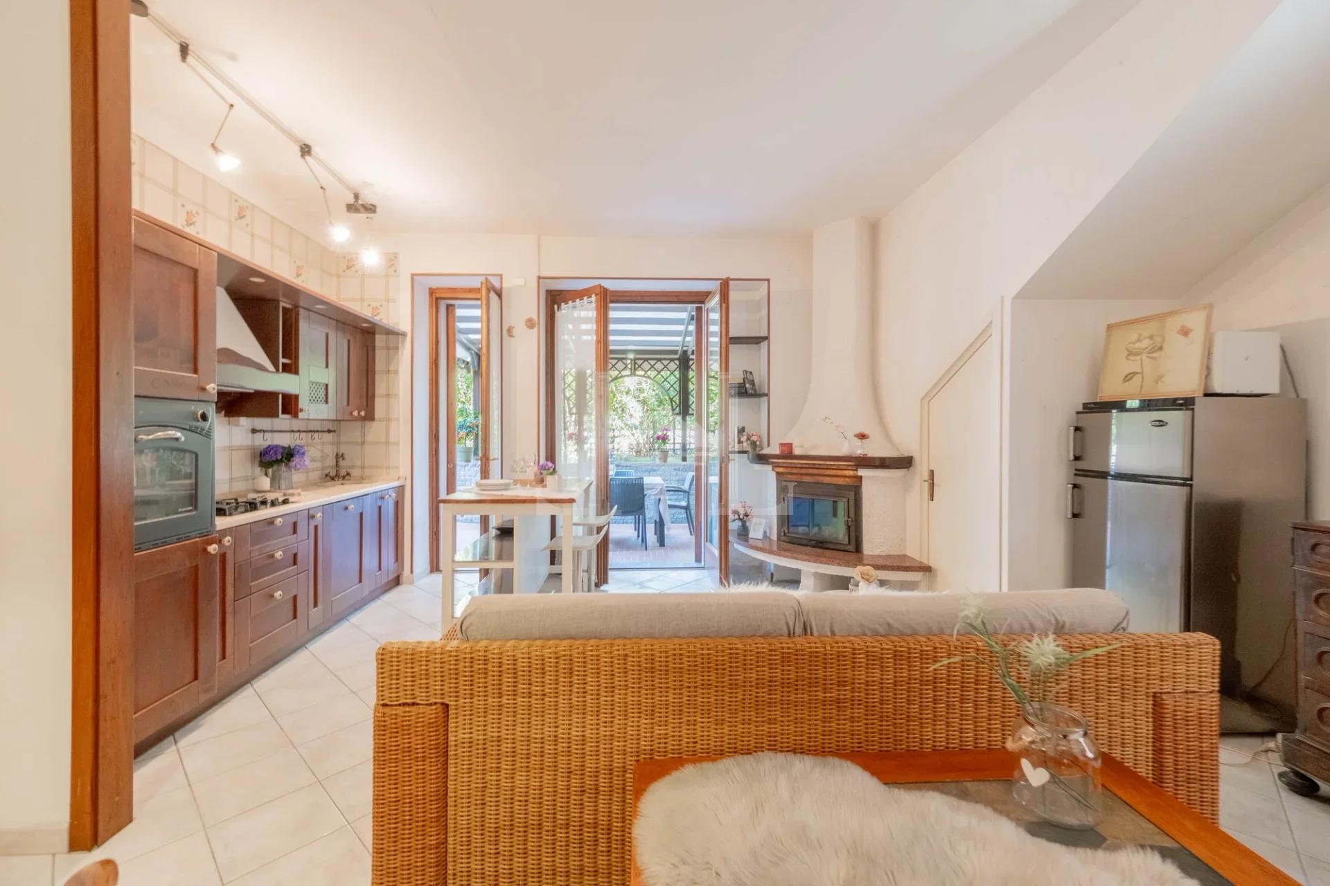 Apartment am Seeufer - Wohnzimmer mit Zugang zur Terrasse