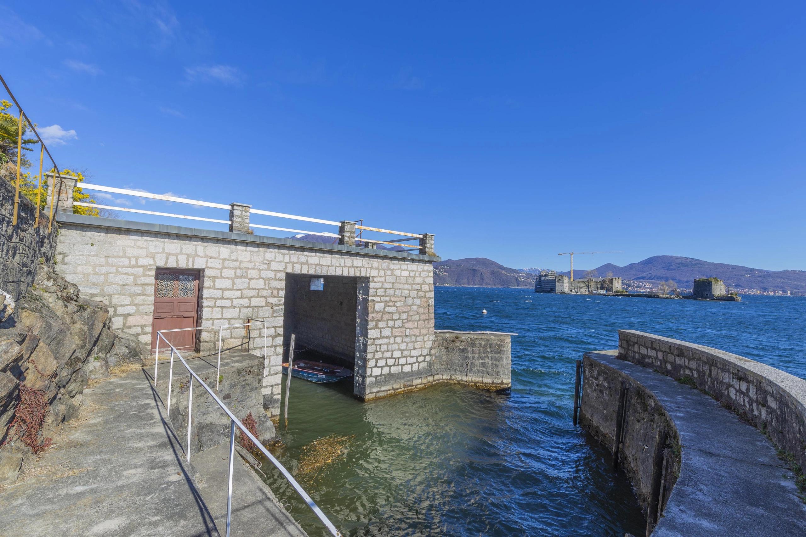 Villa Caratteristica con Darsena davanti ai Castelli di Cannero, Cannobio, Lago Maggiore