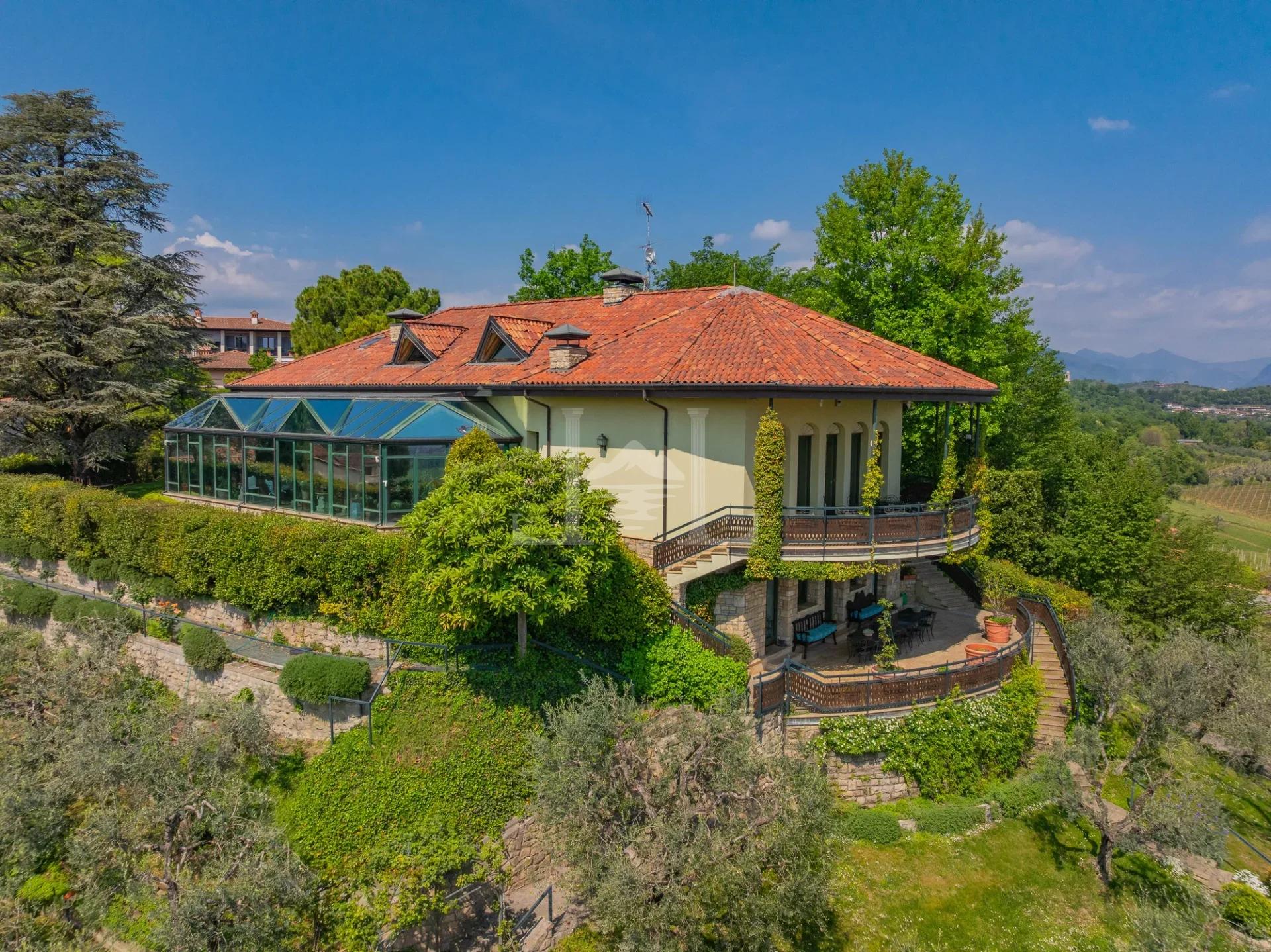 Villa lato