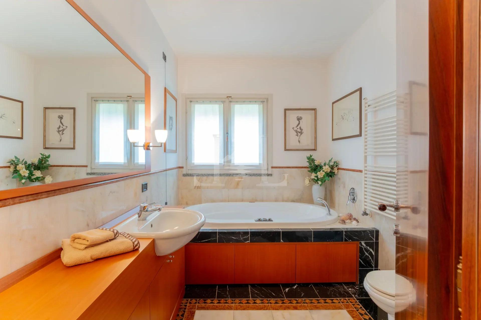 VILLA SUNA BATHROOM WITH BATHTUB