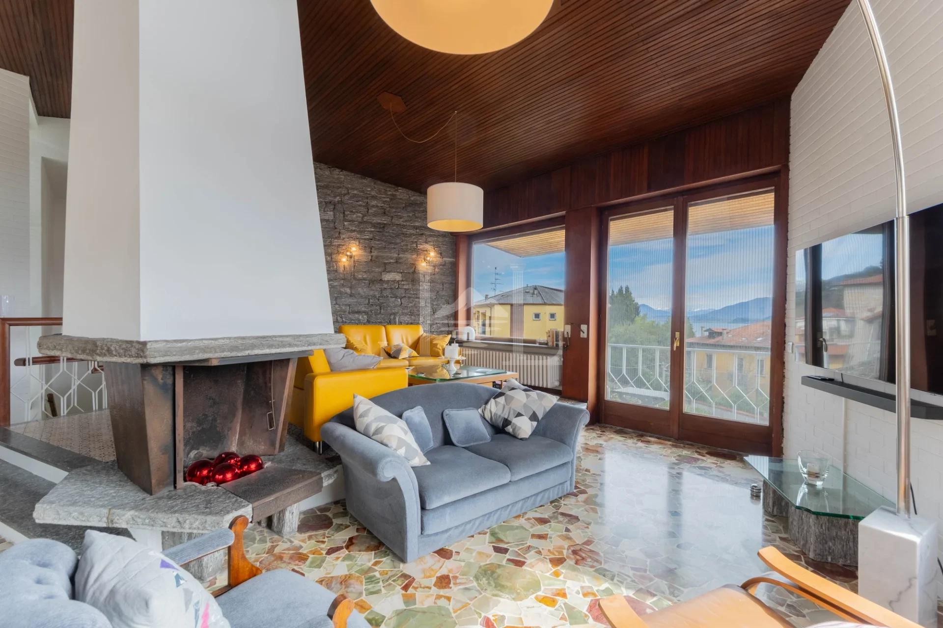 Villa Esclusiva Anni '60 a Meina Centrale, Eleganza Senza Tempo sul Lago Maggiore - Immagine 5