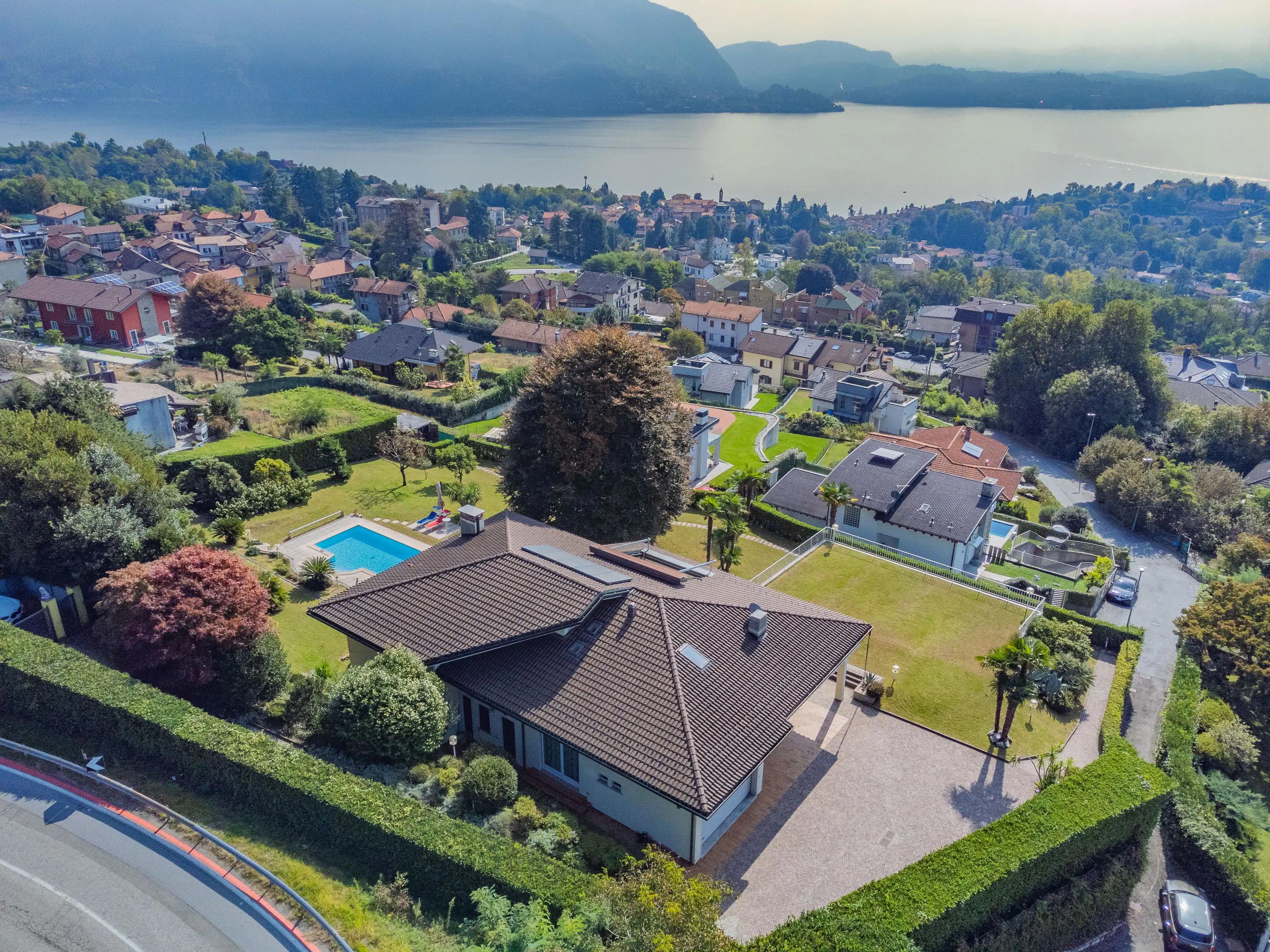 Elegante Villa con Vista Lago, Piscina Interna ed Esterna – Arizzano, Lago Maggiore