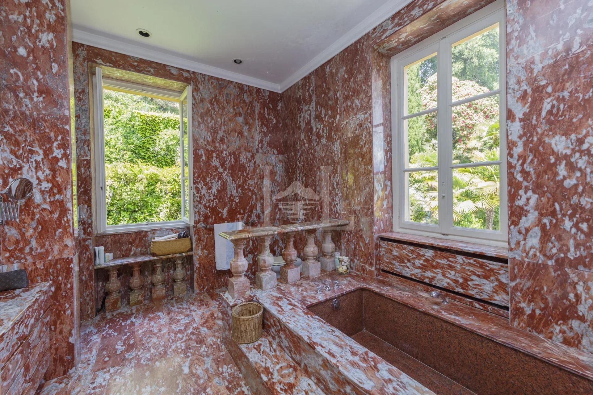 MARBLE BATHROOM VR