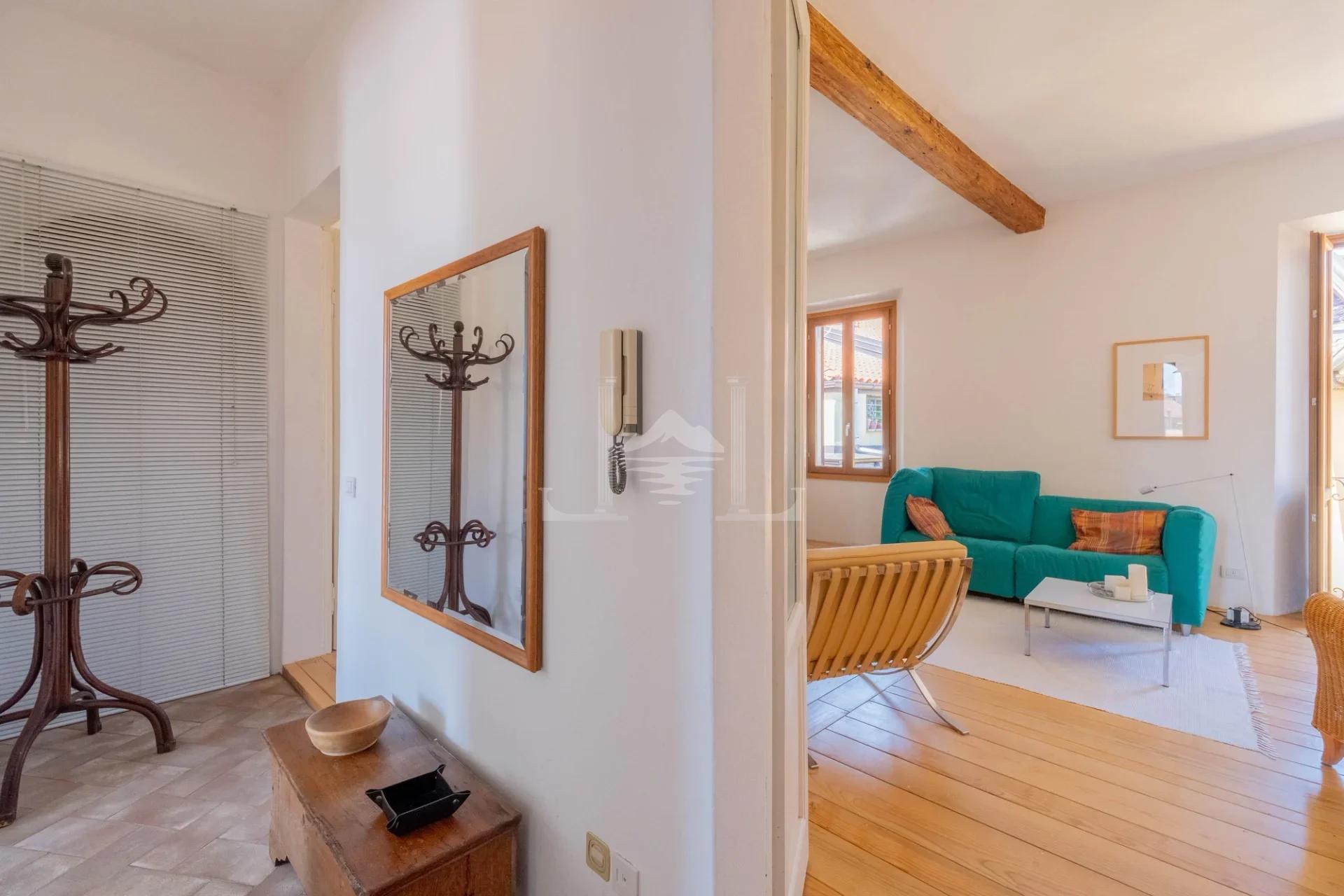Apartment in Centro Intra - Entrance and living area