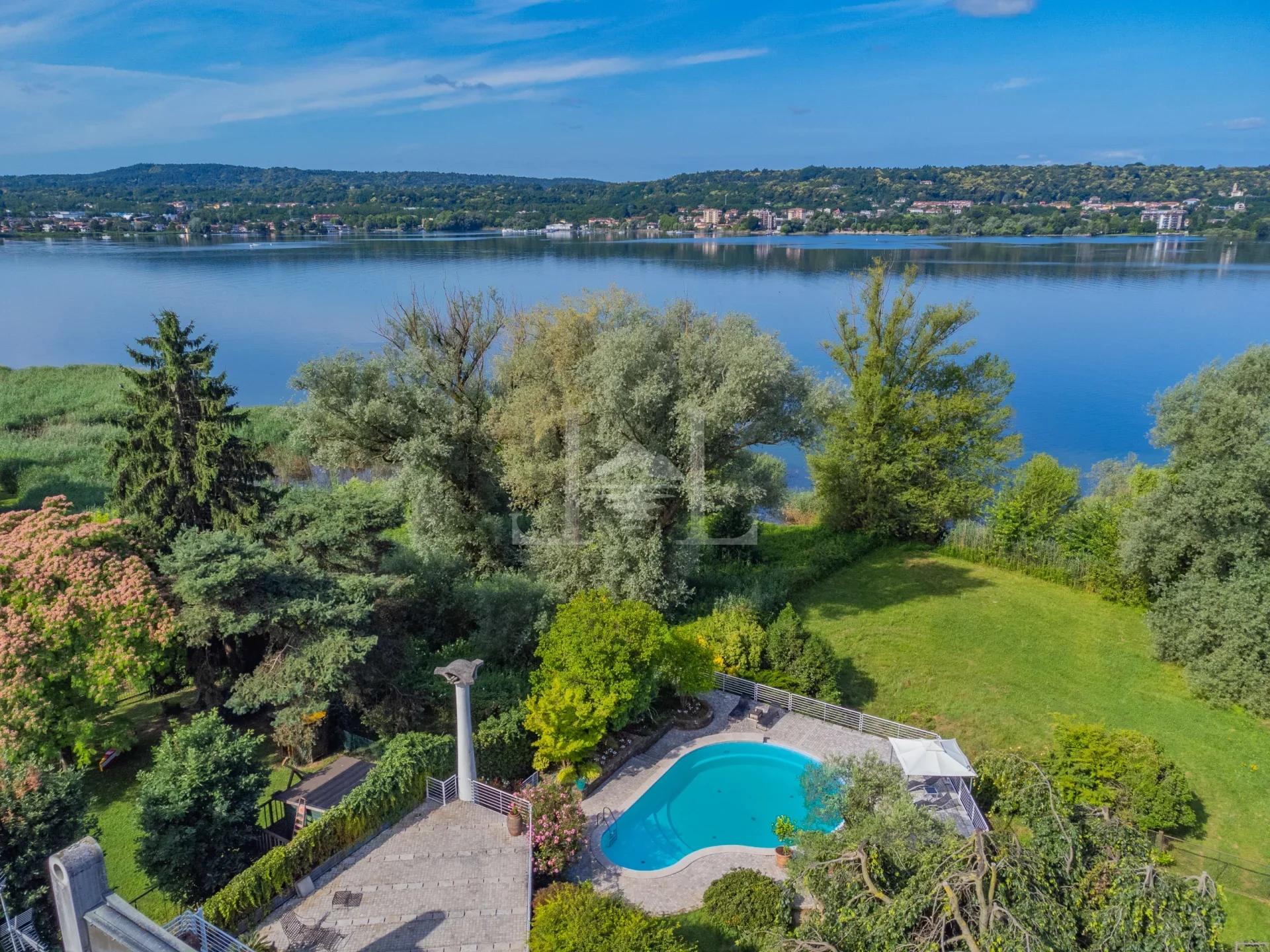 Villa di Charme Fronte Lago con Piscina in Vendita a Lisanza