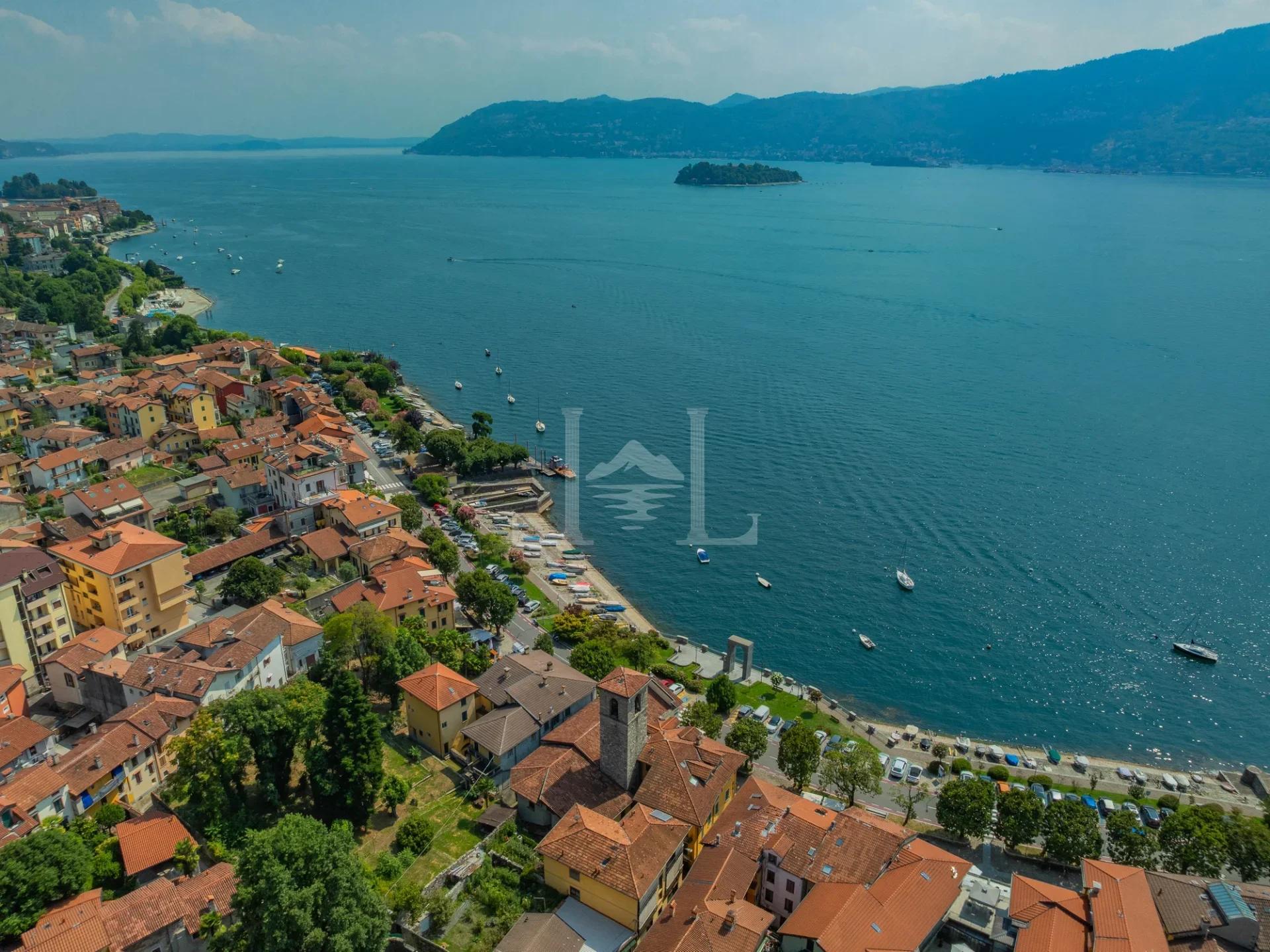 Prime Waterfront Living: Elegantly Renovated Period Apartment in Suna, Lake Maggiore