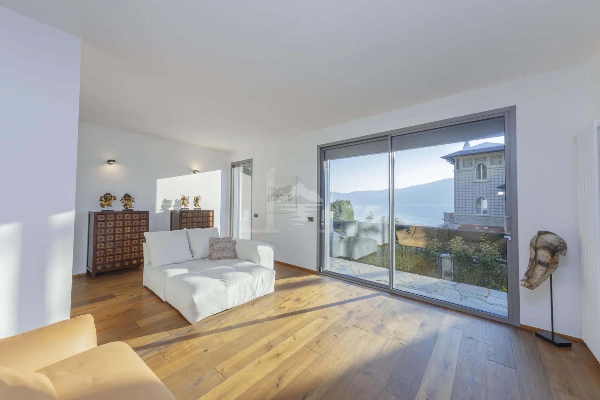 Villa Bianca Suna, Lago Maggiore: Een prachtige luxe villa te koop. Dit exclusieve pand beschikt over een privézwembad en een spectaculair uitzicht op het meer. Ontdek Italiaans luxe vastgoed aan het Lago Maggiore.