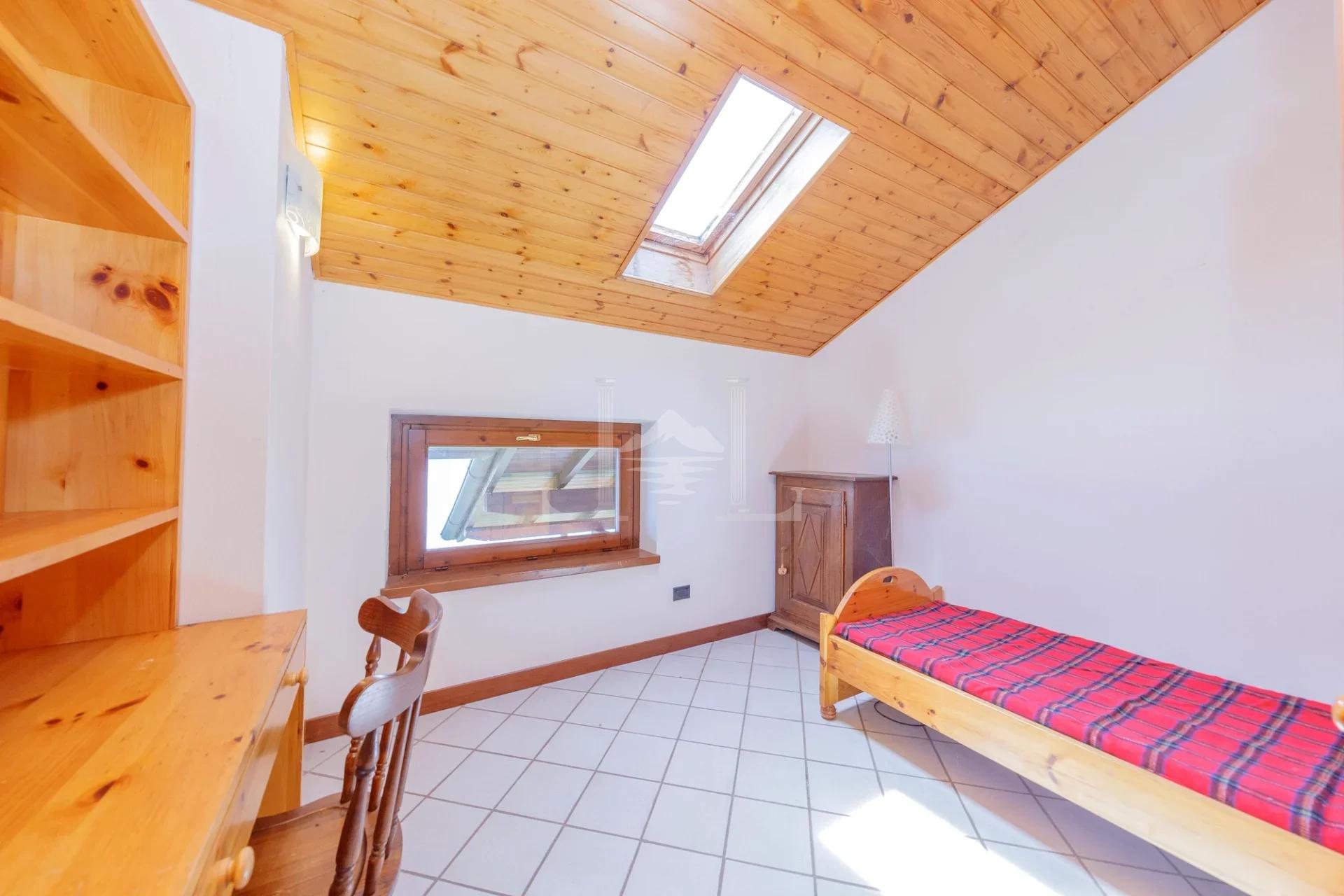 Incantevole Villa Bifamiliare con Vista Panoramica sul Lago e Giardino Terrazzato - Immagine 19