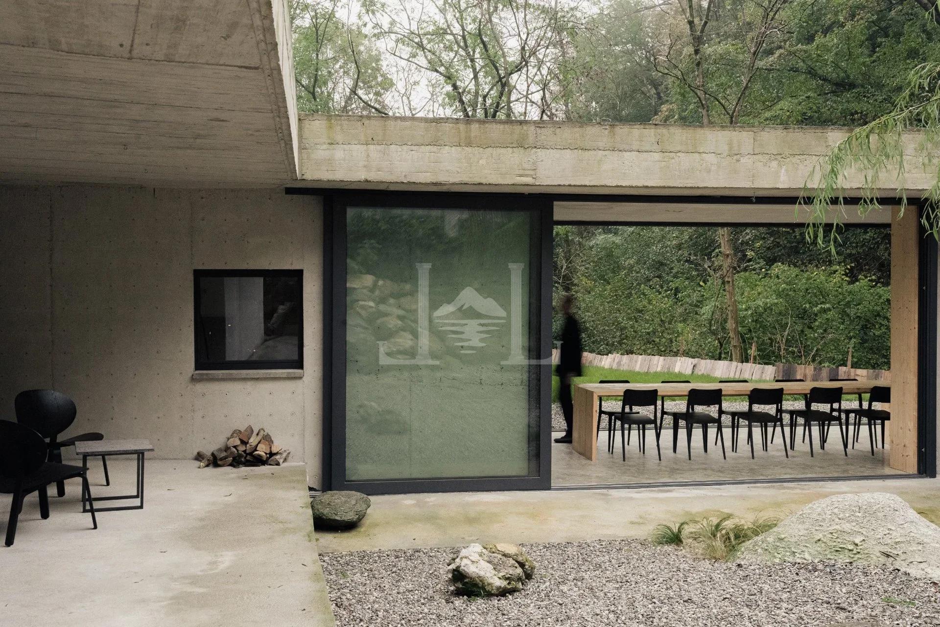 Narrow House 44