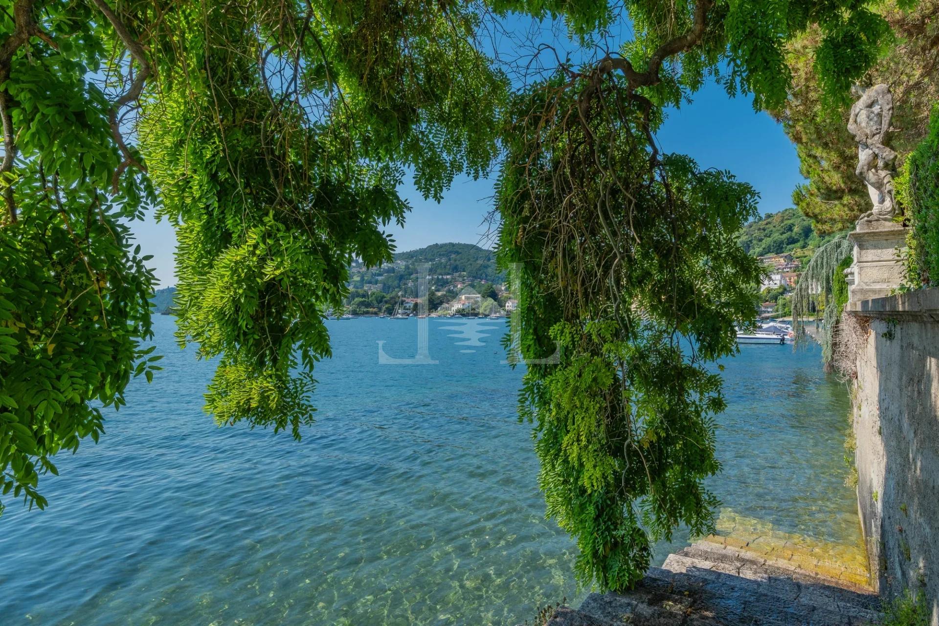 Apartment am Seeufer in Meina - Stufen zum Wasser