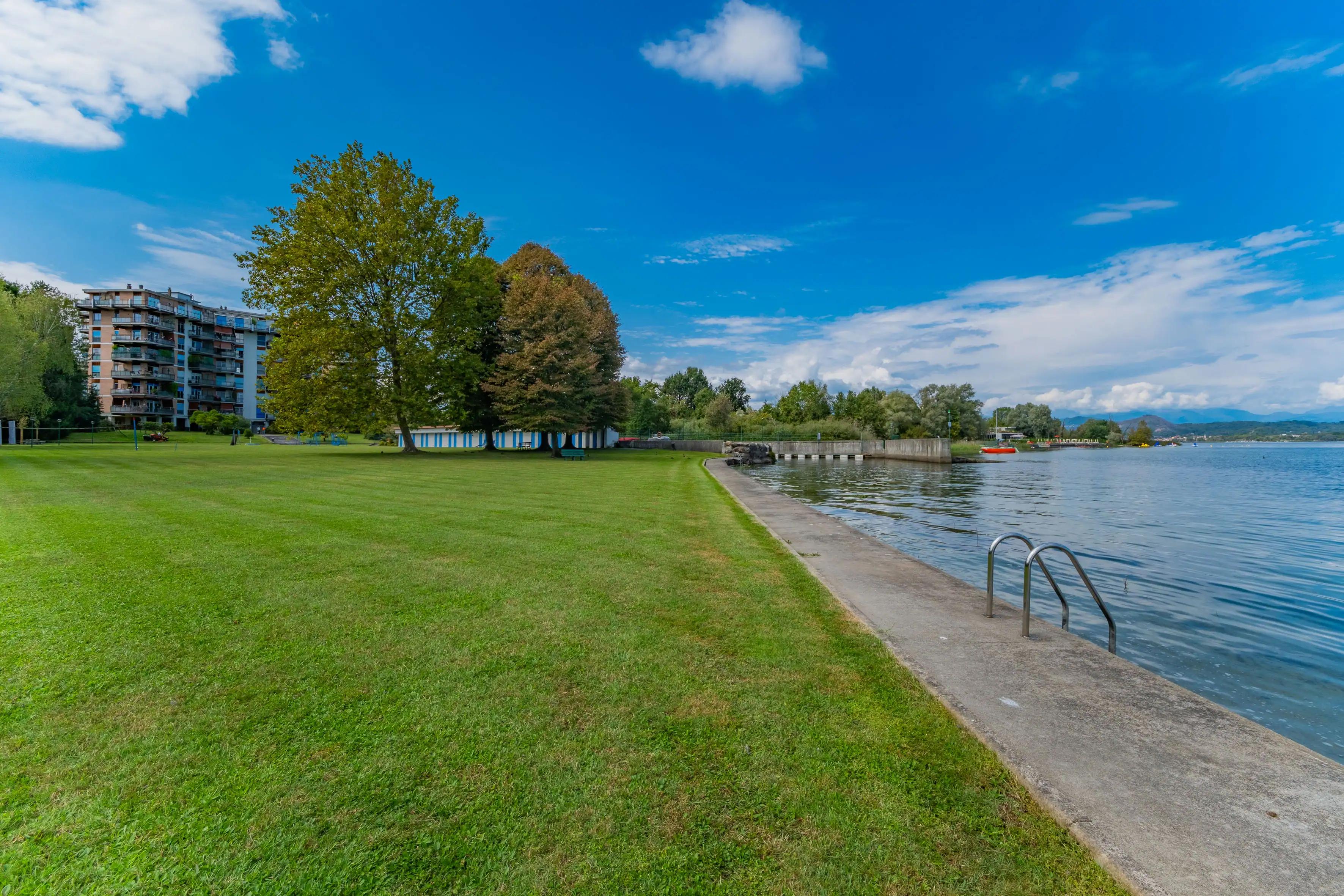 Grazioso Appartamento Fronte Lago con Accesso Diretto all’Acqua, Darsena e Campo da Tennis in Vendita a Dormelletto, Lago Maggiore