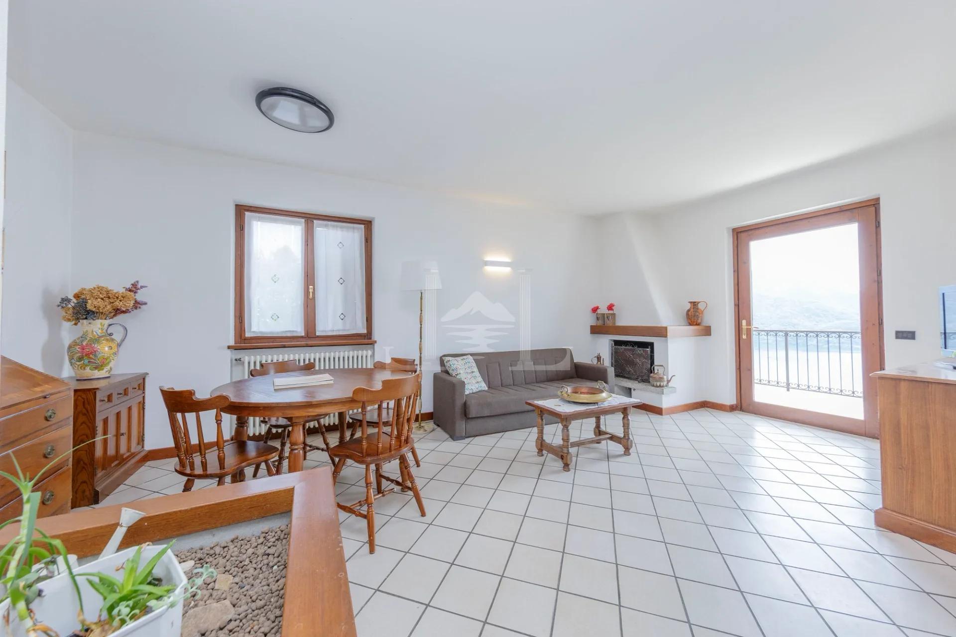 Incantevole Villa Bifamiliare con Vista Panoramica sul Lago e Giardino Terrazzato - Immagine 9