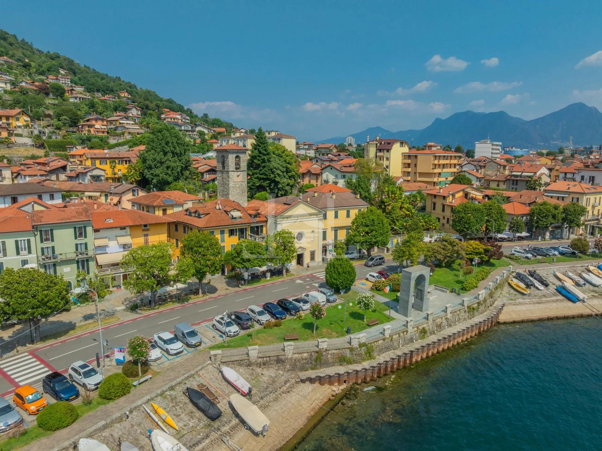 Façade and lake view of the apartment in Via Solferino, Suna