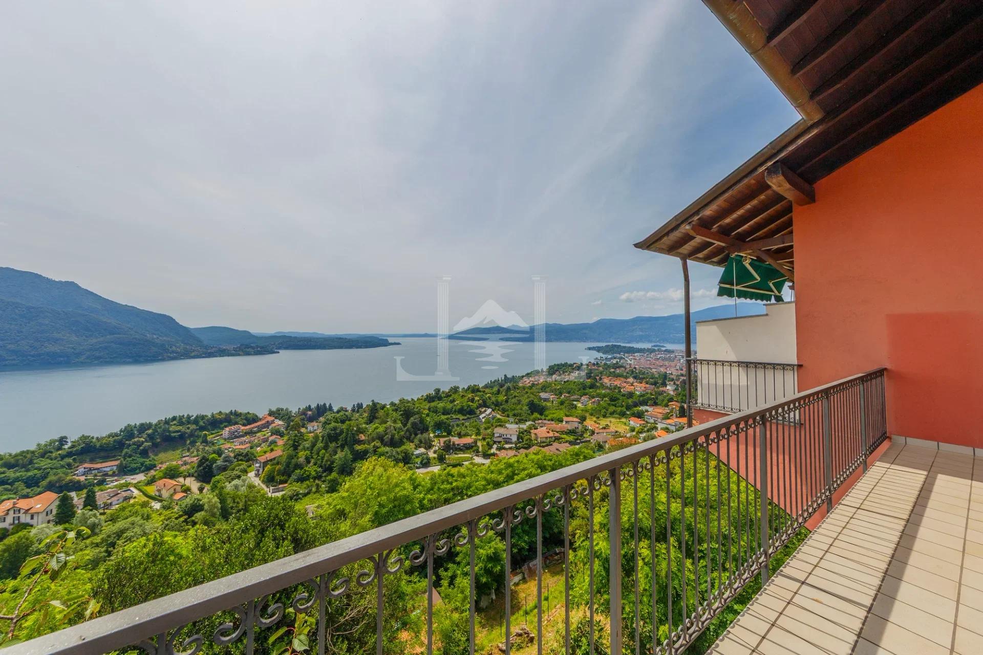 Incantevole Villa Bifamiliare con Vista Panoramica sul Lago e Giardino Terrazzato