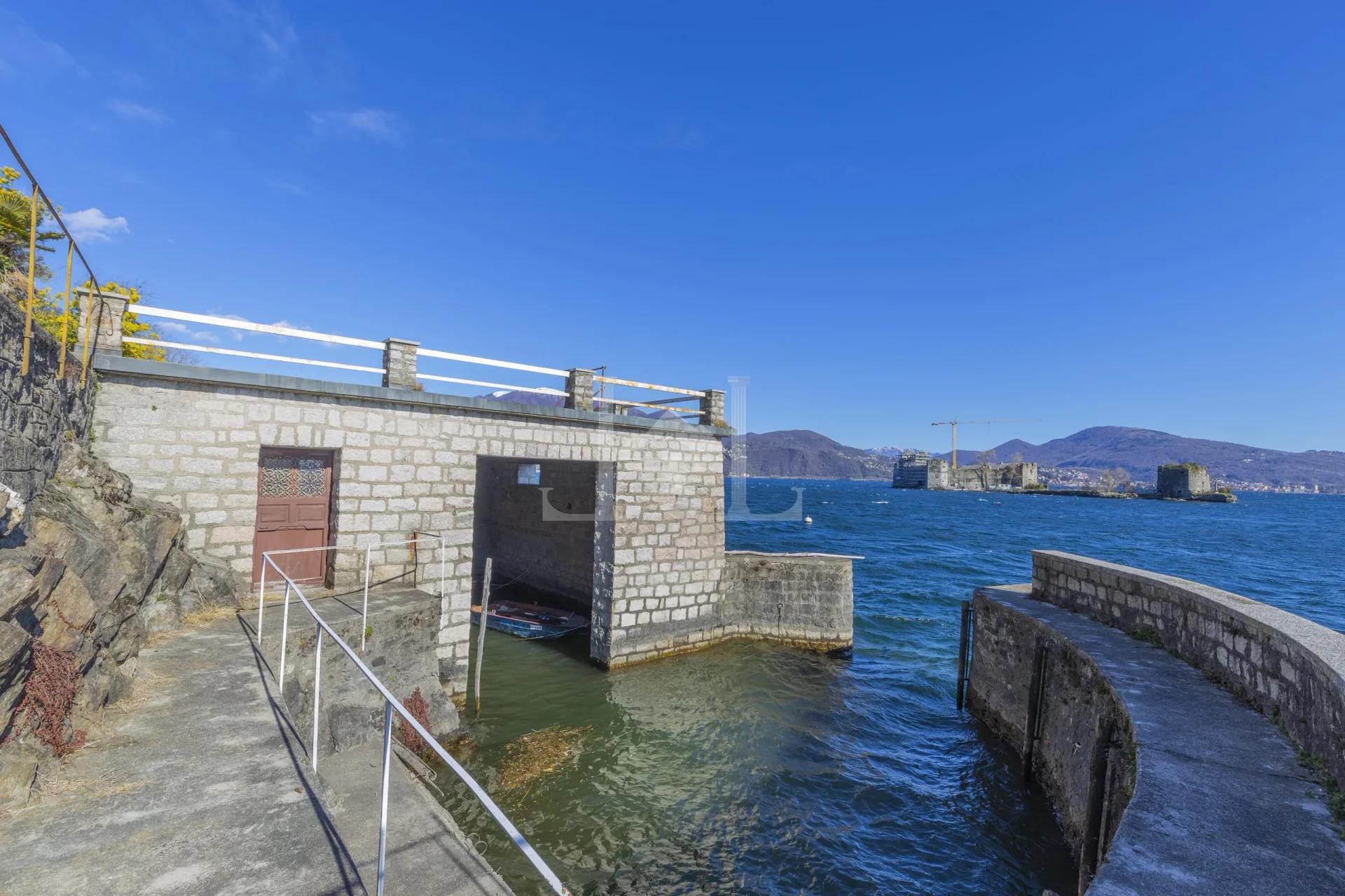 Villa Caratteristica con Darsena davanti ai Castelli di Cannero, Cannobio, Lago Maggiore