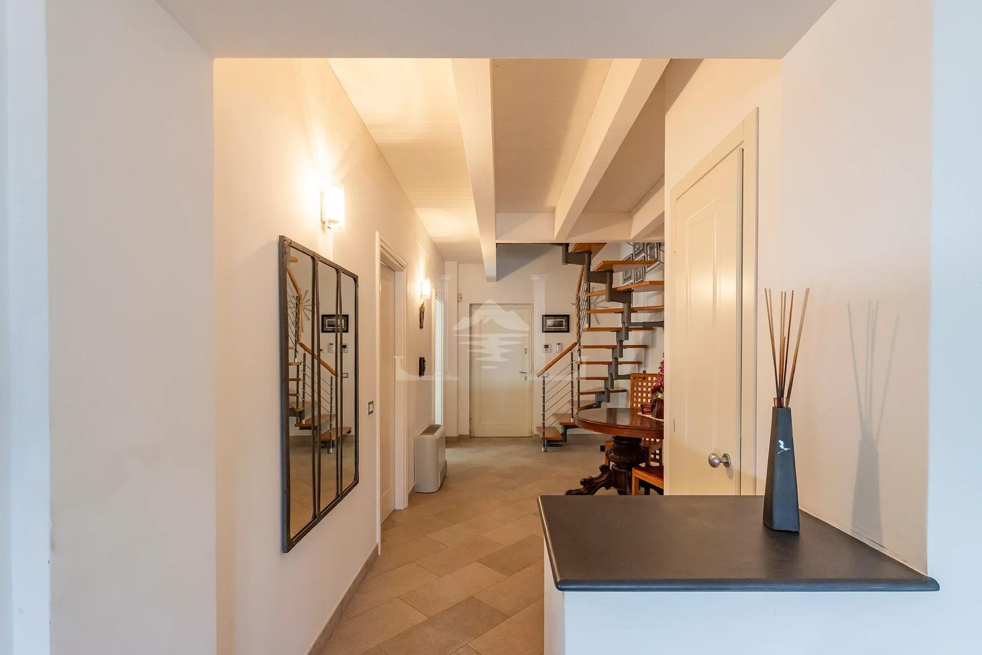Splendido Attico Vista Mare in Vendita all'Interno di Villa Rosenda De Mari - Immagine 17