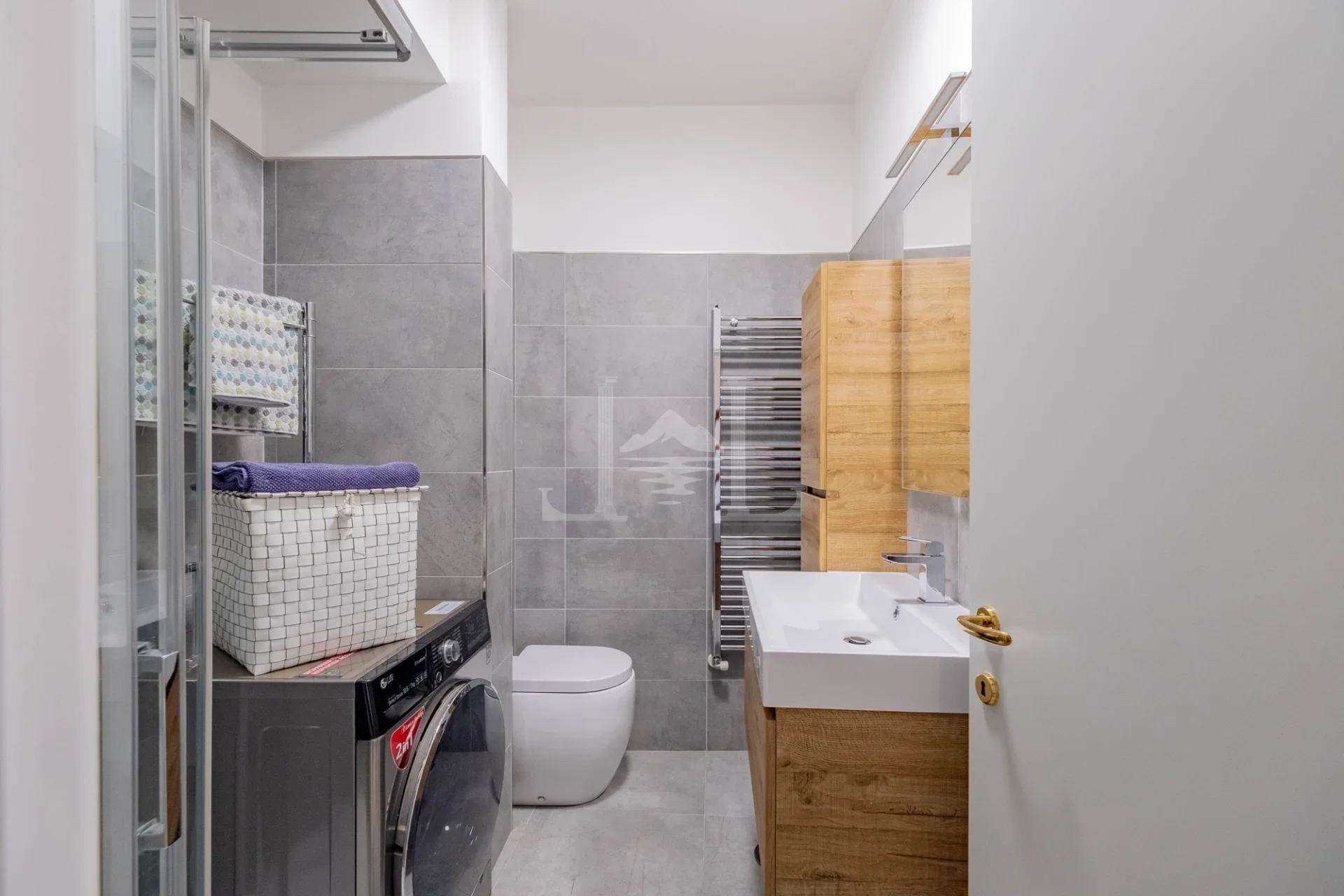 Bathroom of the apartment in Via Solferino, Suna