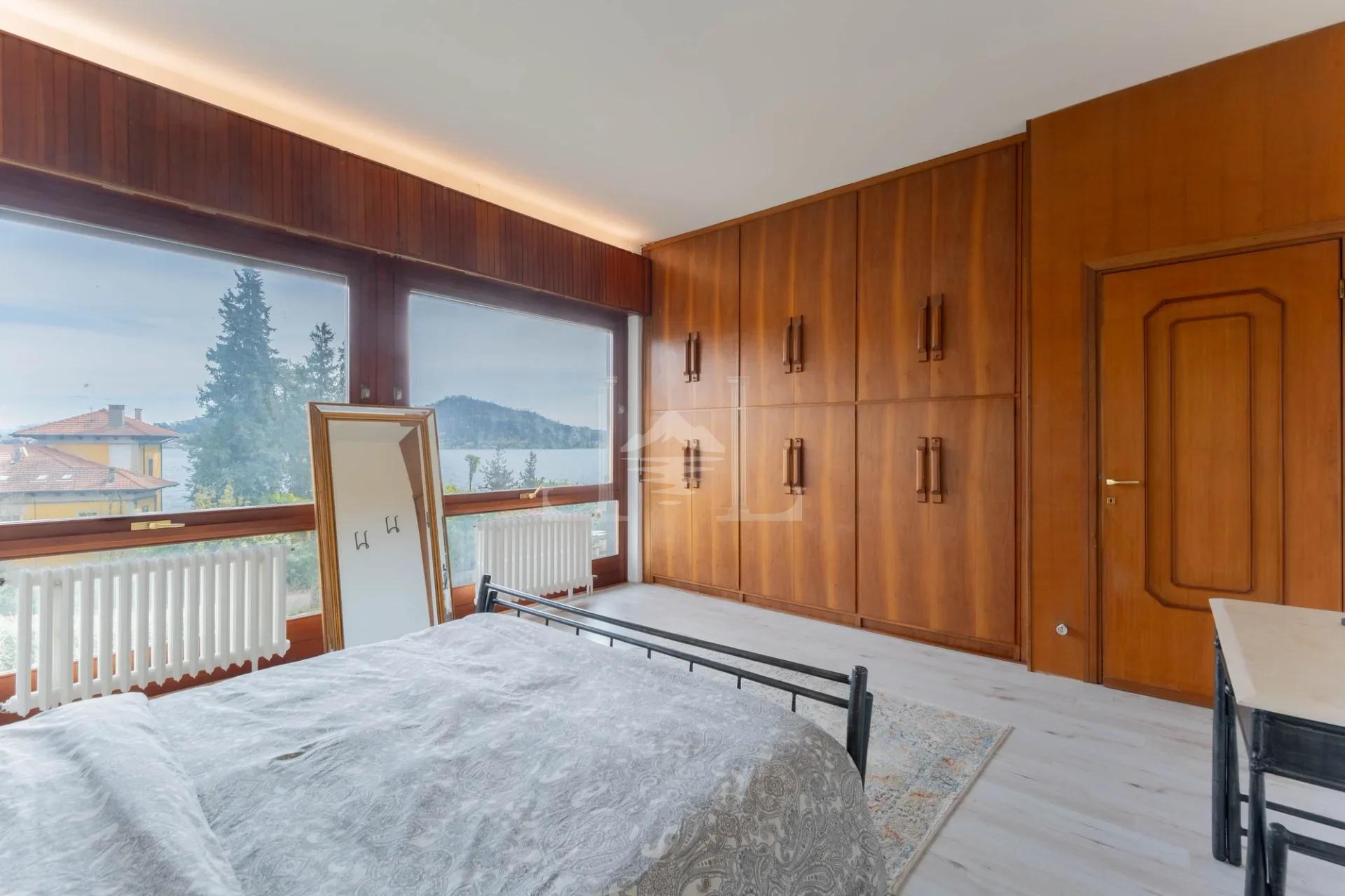 Villa Esclusiva Anni '60 a Meina Centrale, Eleganza Senza Tempo sul Lago Maggiore - Immagine 11
