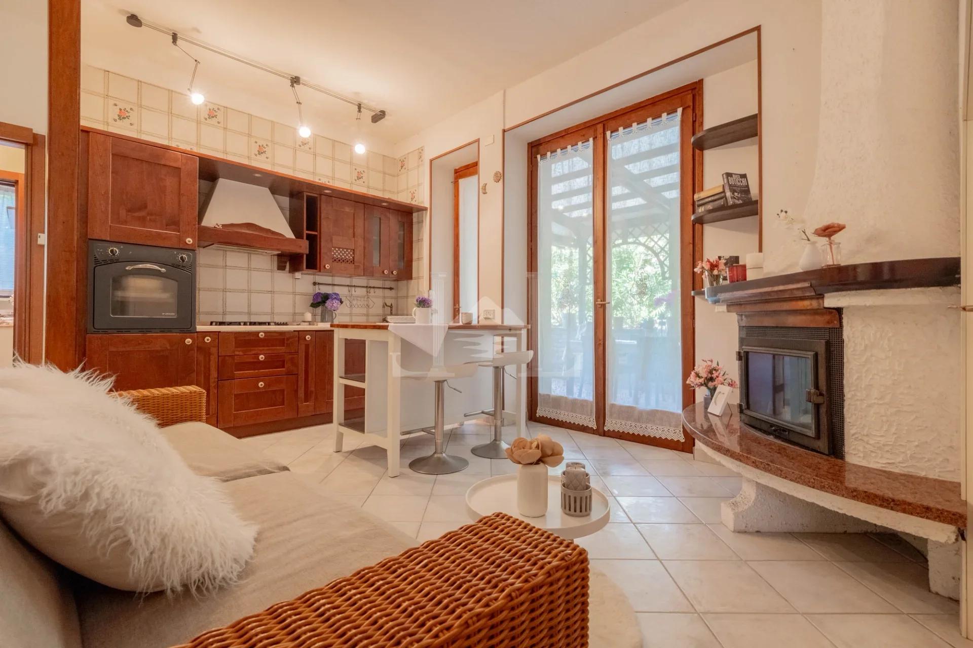 Apartment am Seeufer - Wohnzimmer mit Kamin
