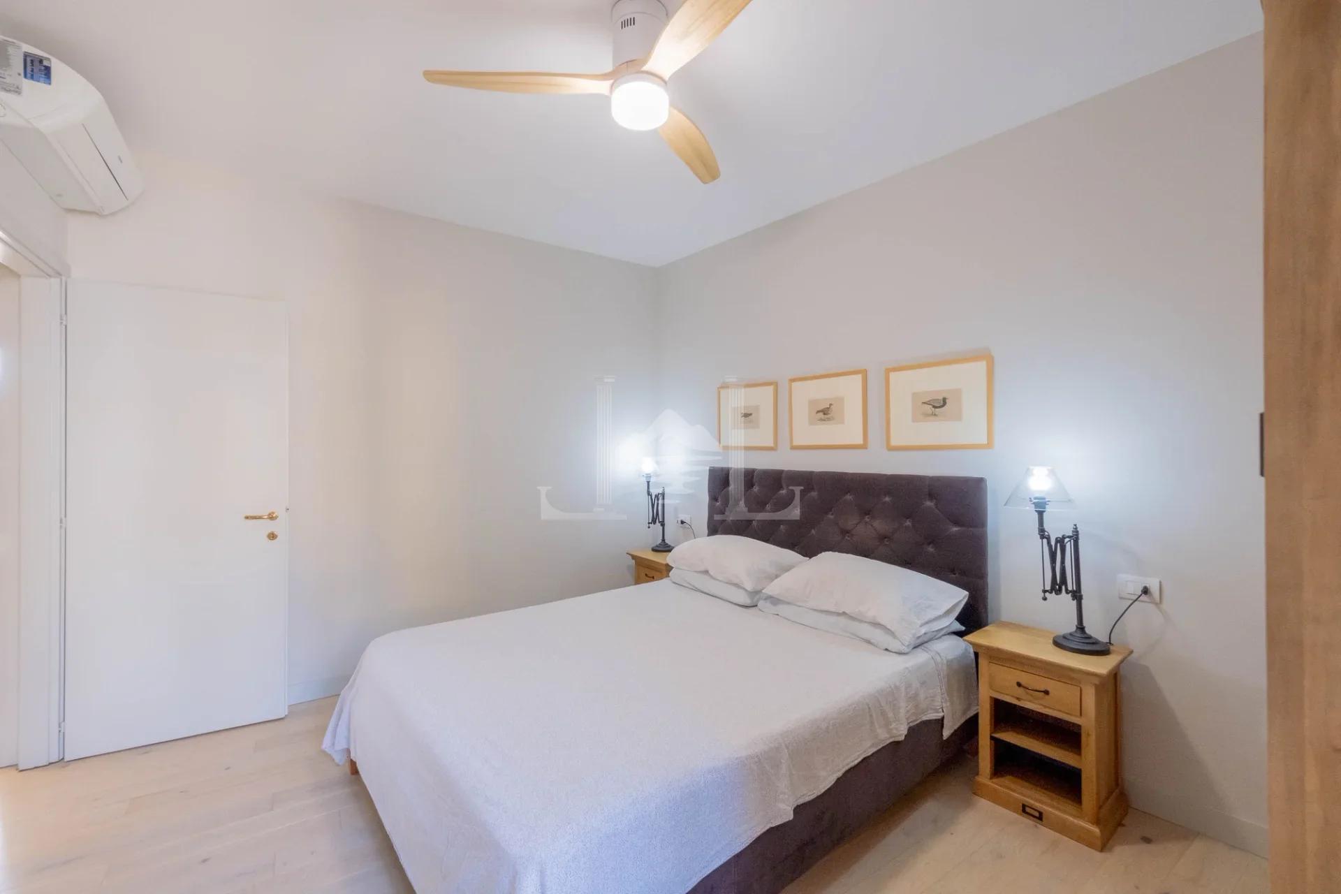 Master bedroom of the apartment in Via Solferino, Suna - View 2