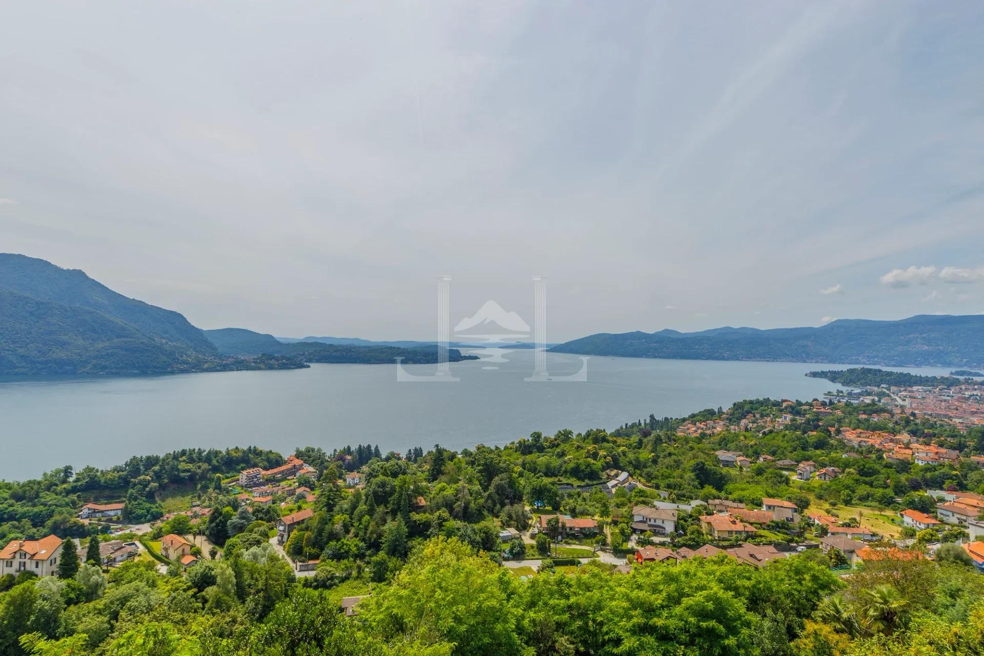 Incantevole Villa Bifamiliare con Vista Panoramica sul Lago e Giardino Terrazzato - Immagine 2