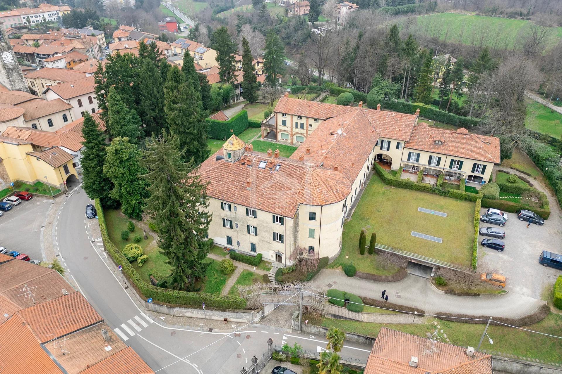 Living history, a Penthouse within a Former Franciscan Convent - Image 11