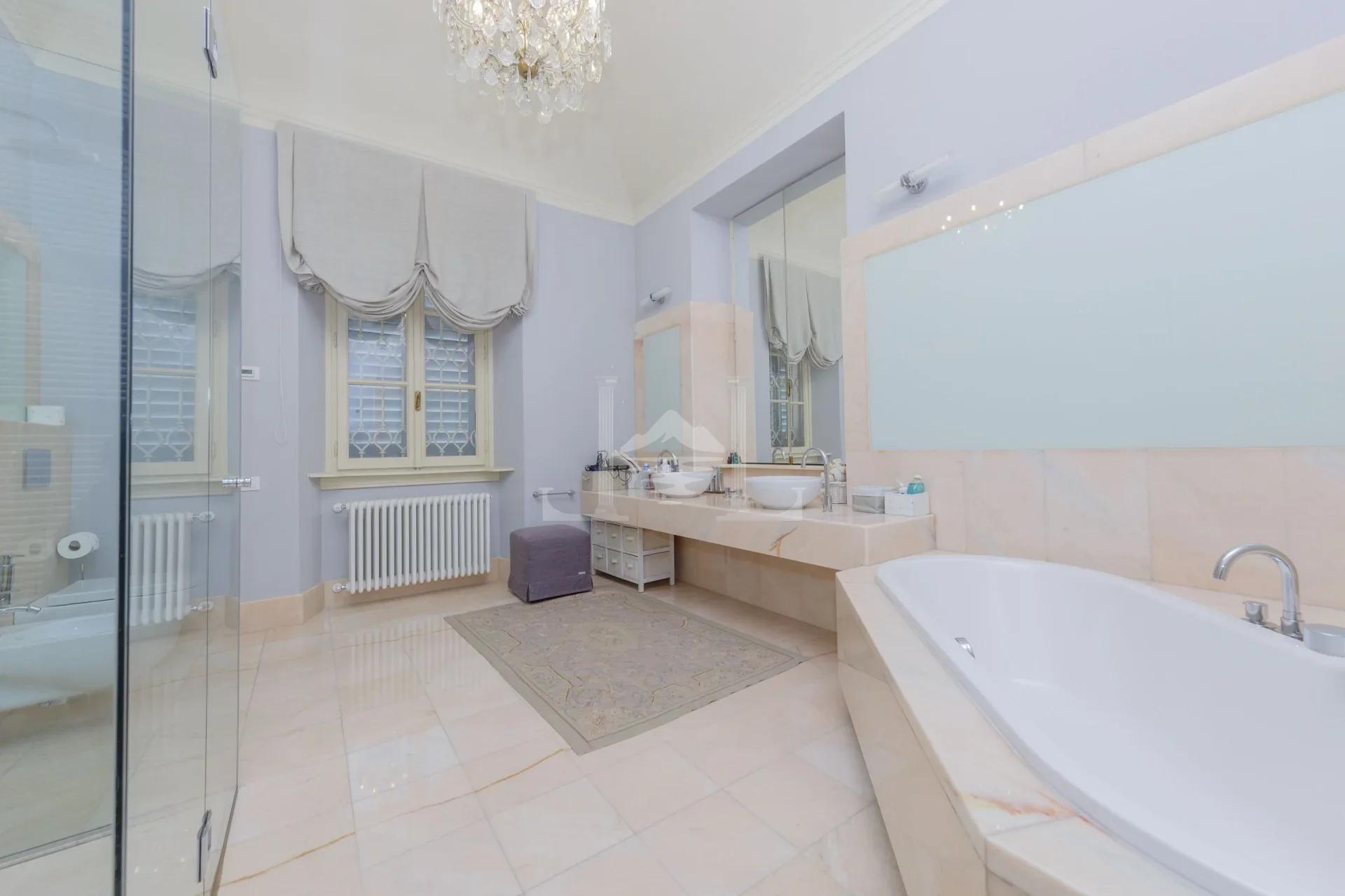 PALLANZA-VILLA-PRINCIPAL-BATHROOM-scaled