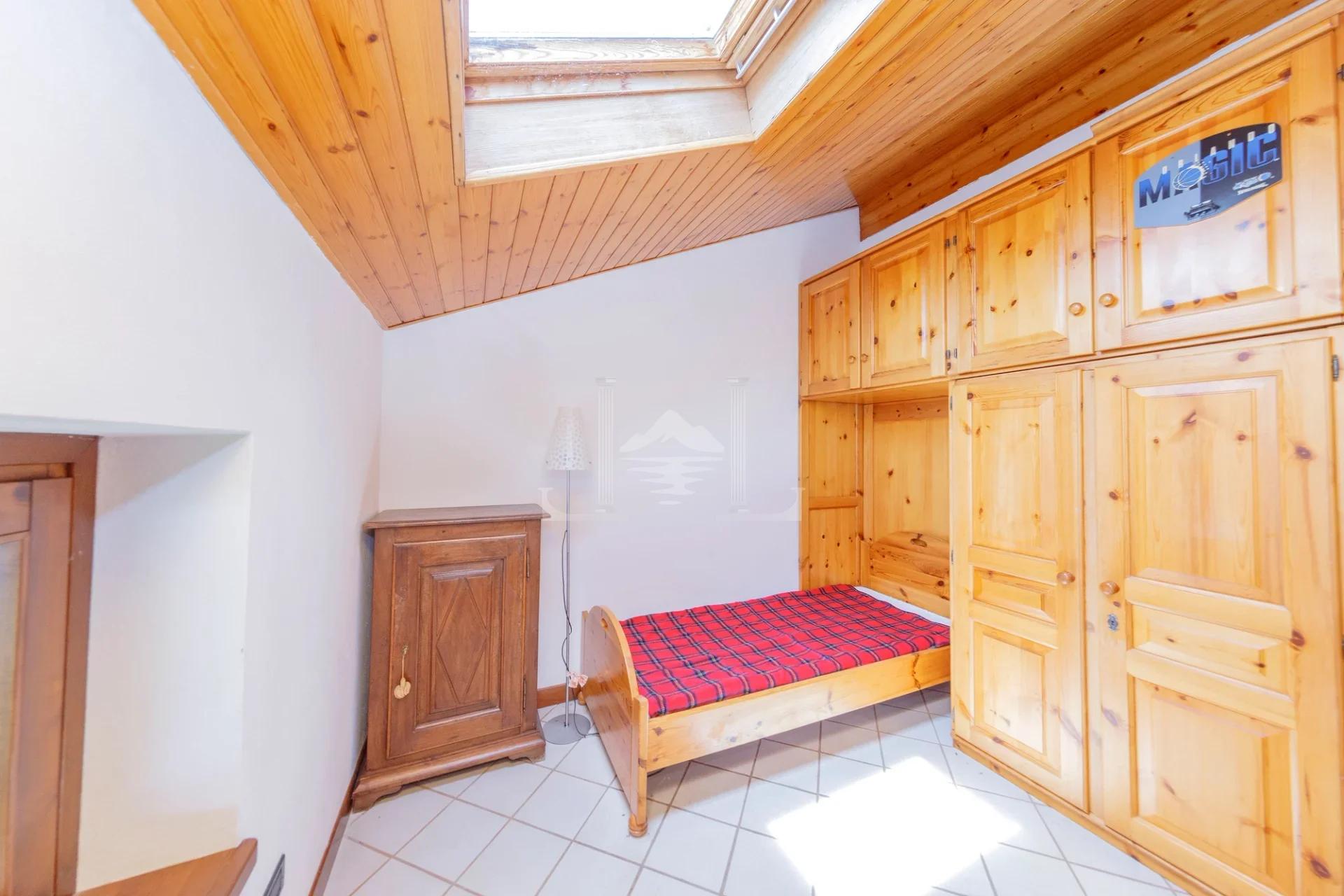 Incantevole Villa Bifamiliare con Vista Panoramica sul Lago e Giardino Terrazzato - Immagine 20