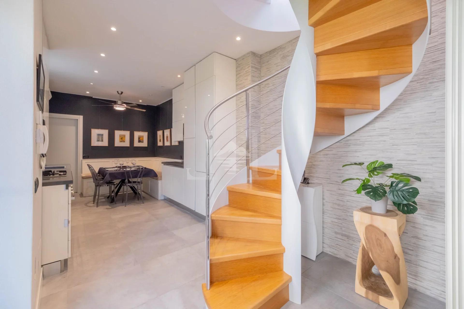 Casa Suna Centro: Elegante Treppe und Küche