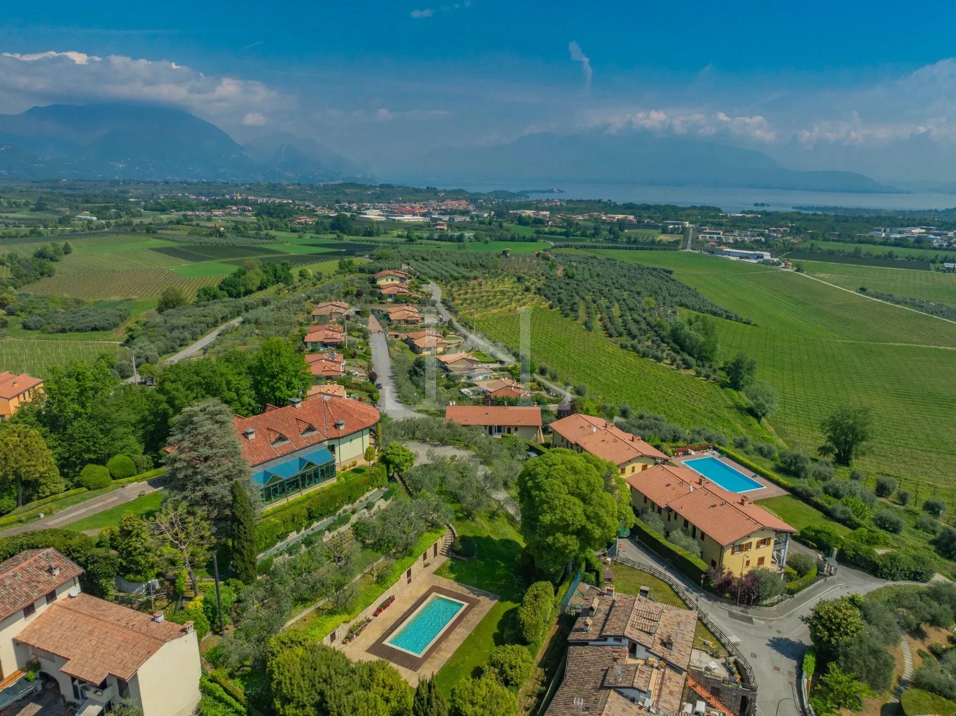 Villa di Prestigio con Vista mozzafiato sul Lago di Garda