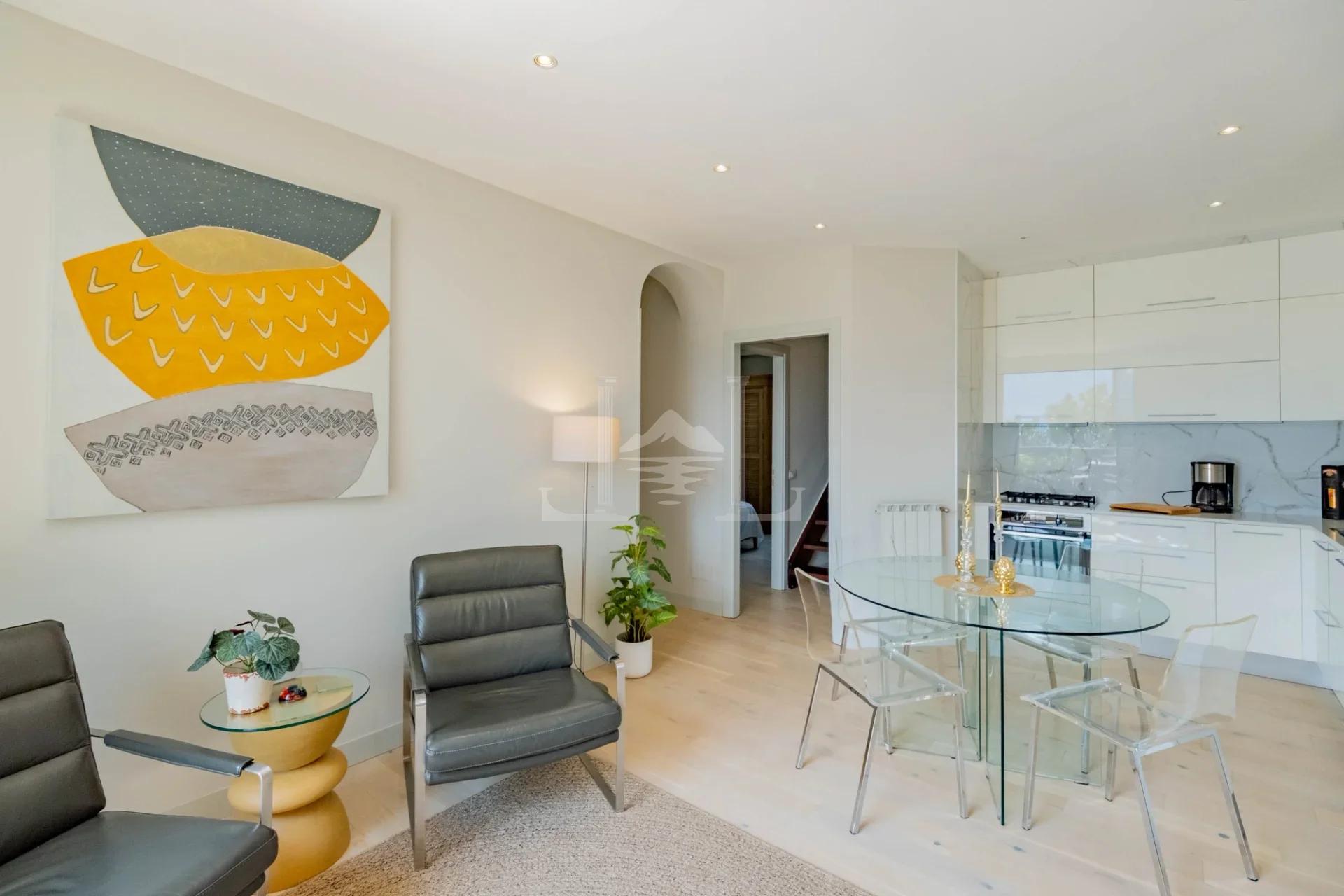 Dining area and kitchen of the apartment in Via Solferino, Suna
