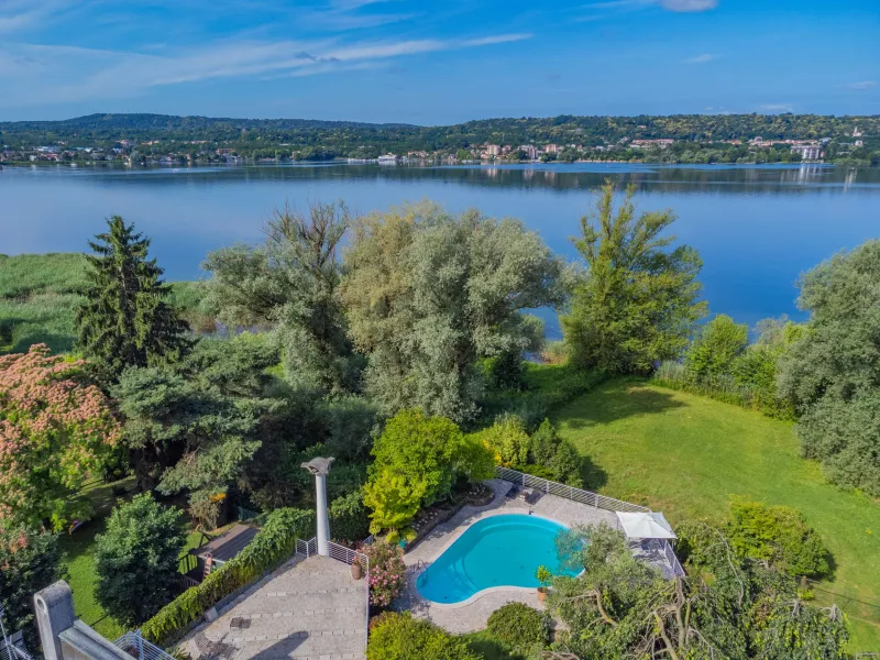 Villa di Charme Fronte Lago con Piscina in Vendita a Lisanza