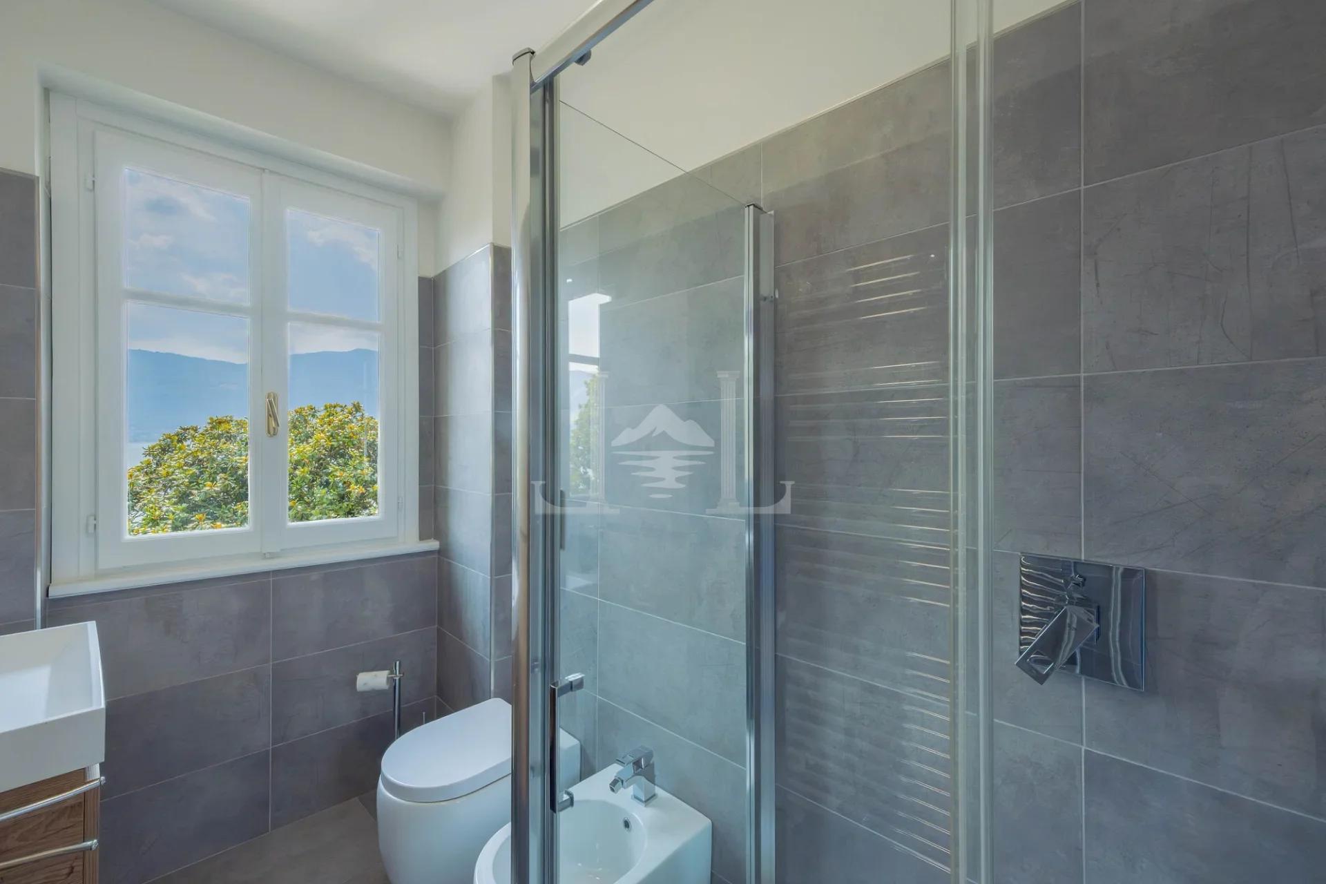 Guest shower of the apartment in Via Solferino, Suna