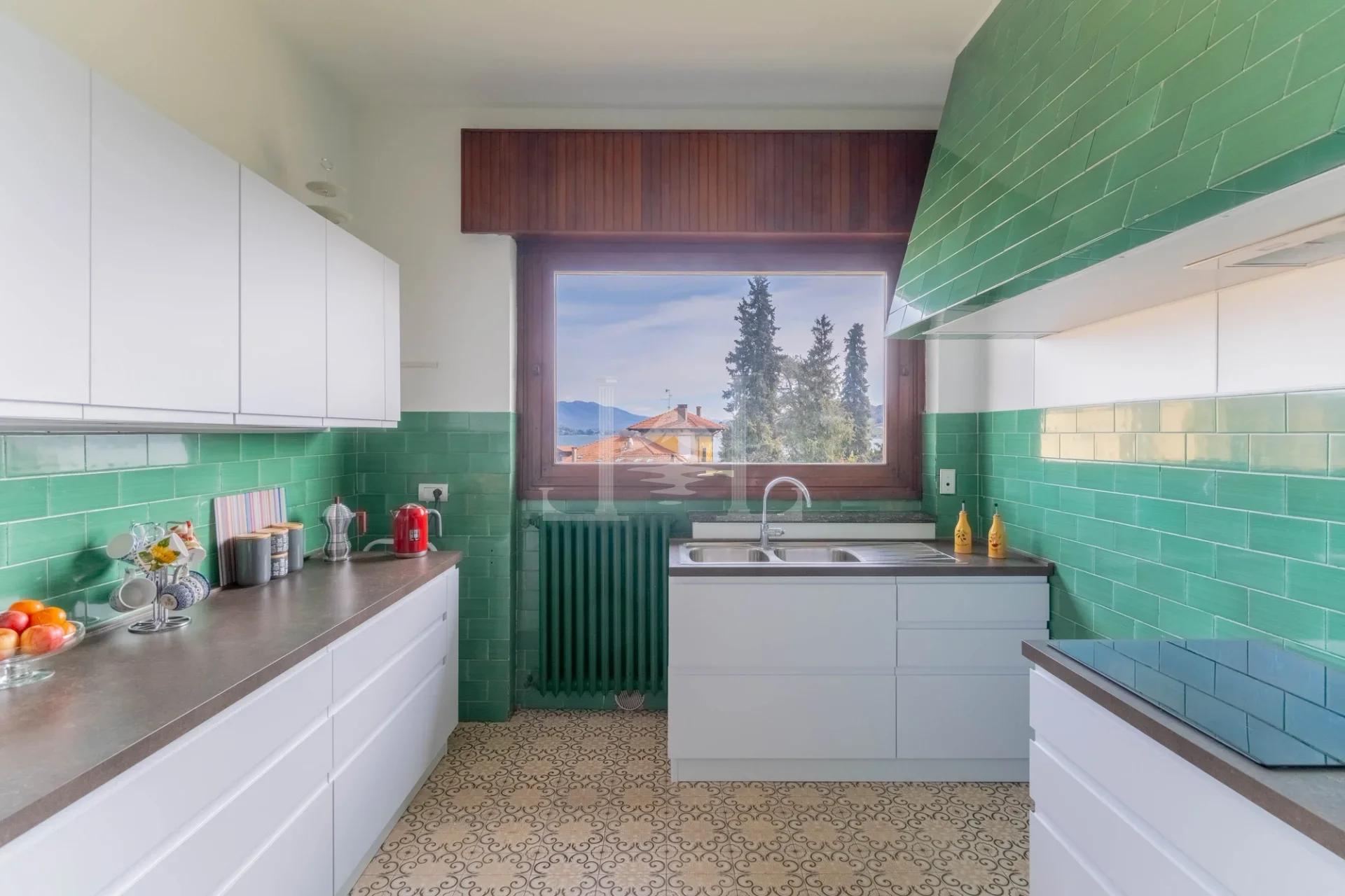 Villa Esclusiva Anni '60 a Meina Centrale, Eleganza Senza Tempo sul Lago Maggiore - Immagine 9