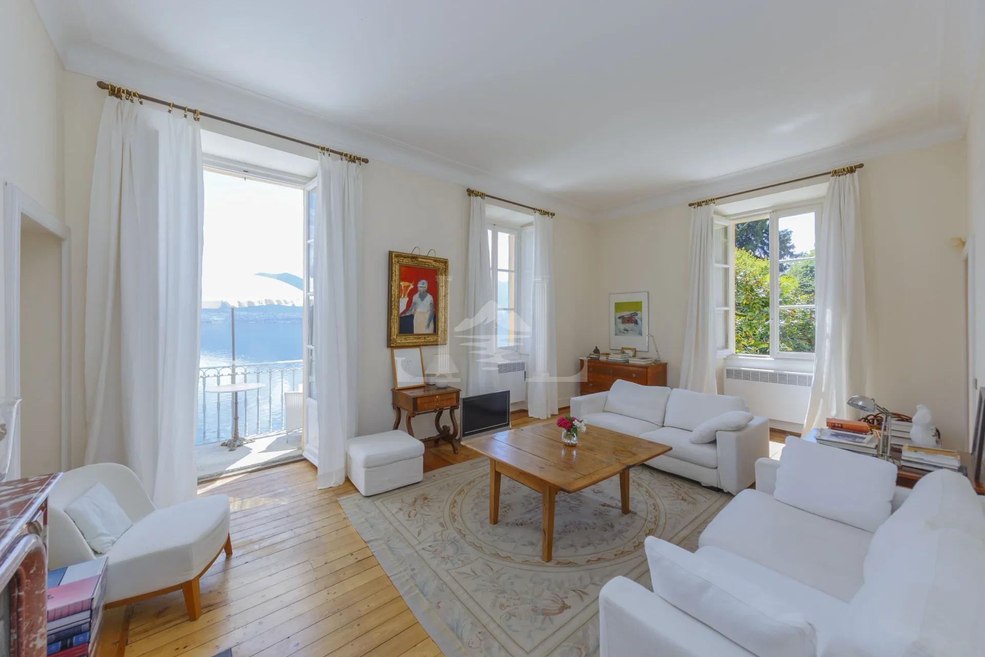 LIVING ROOM VR