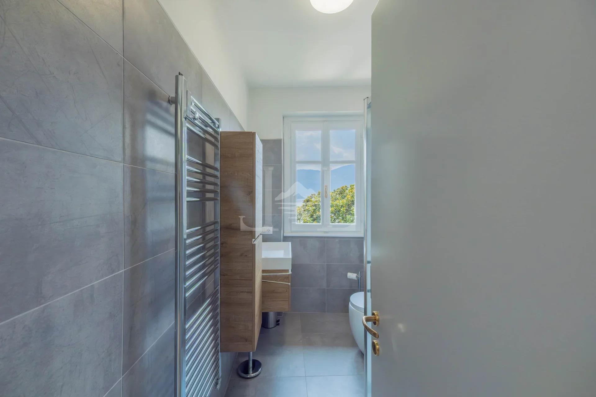 Guest bathroom of the apartment in Via Solferino, Suna