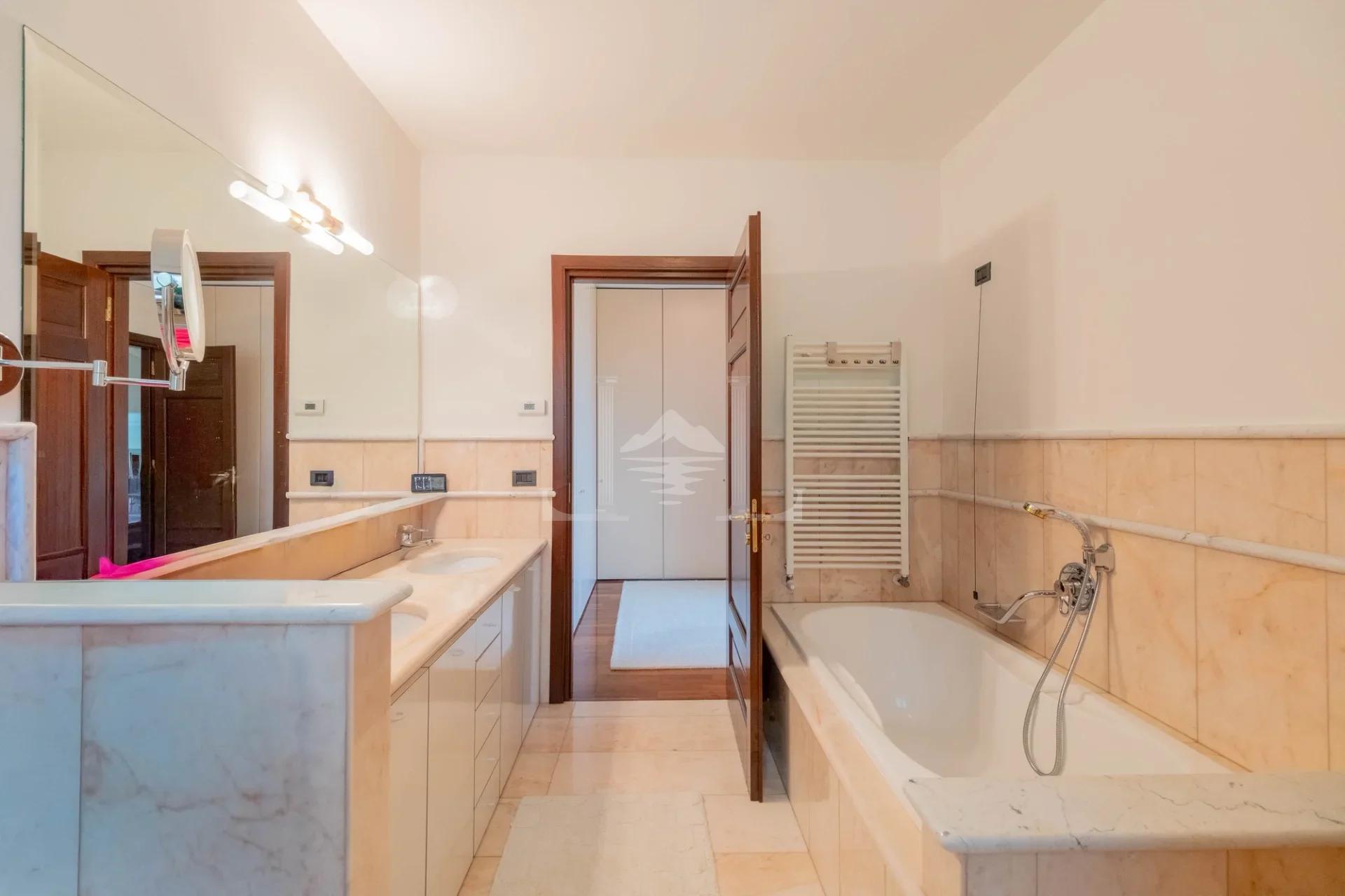 Bathroom master suite 1