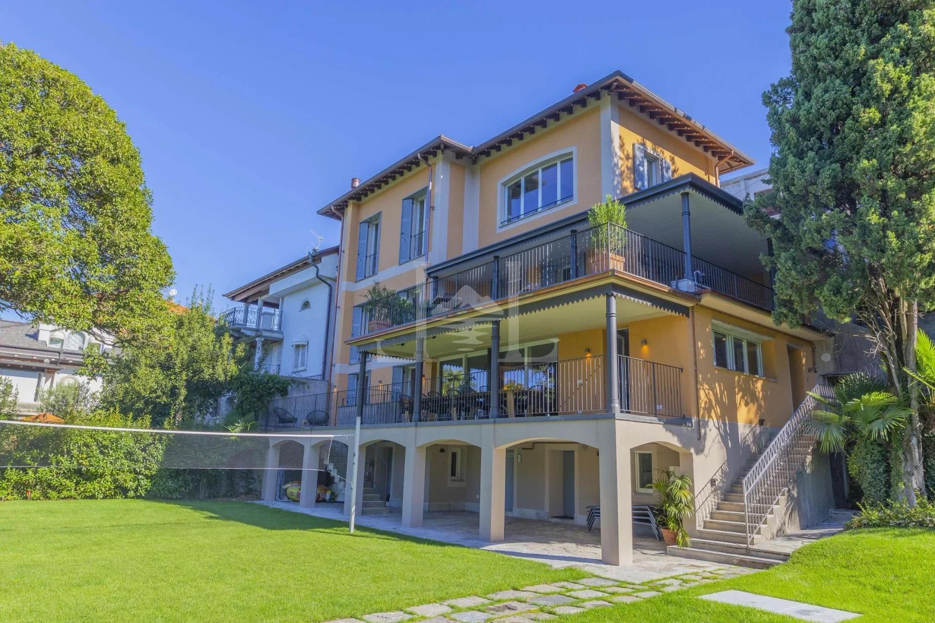 Casa Pallanza Esclusiva Villa con Accesso Diretto al Lago Maggiore, Verbania