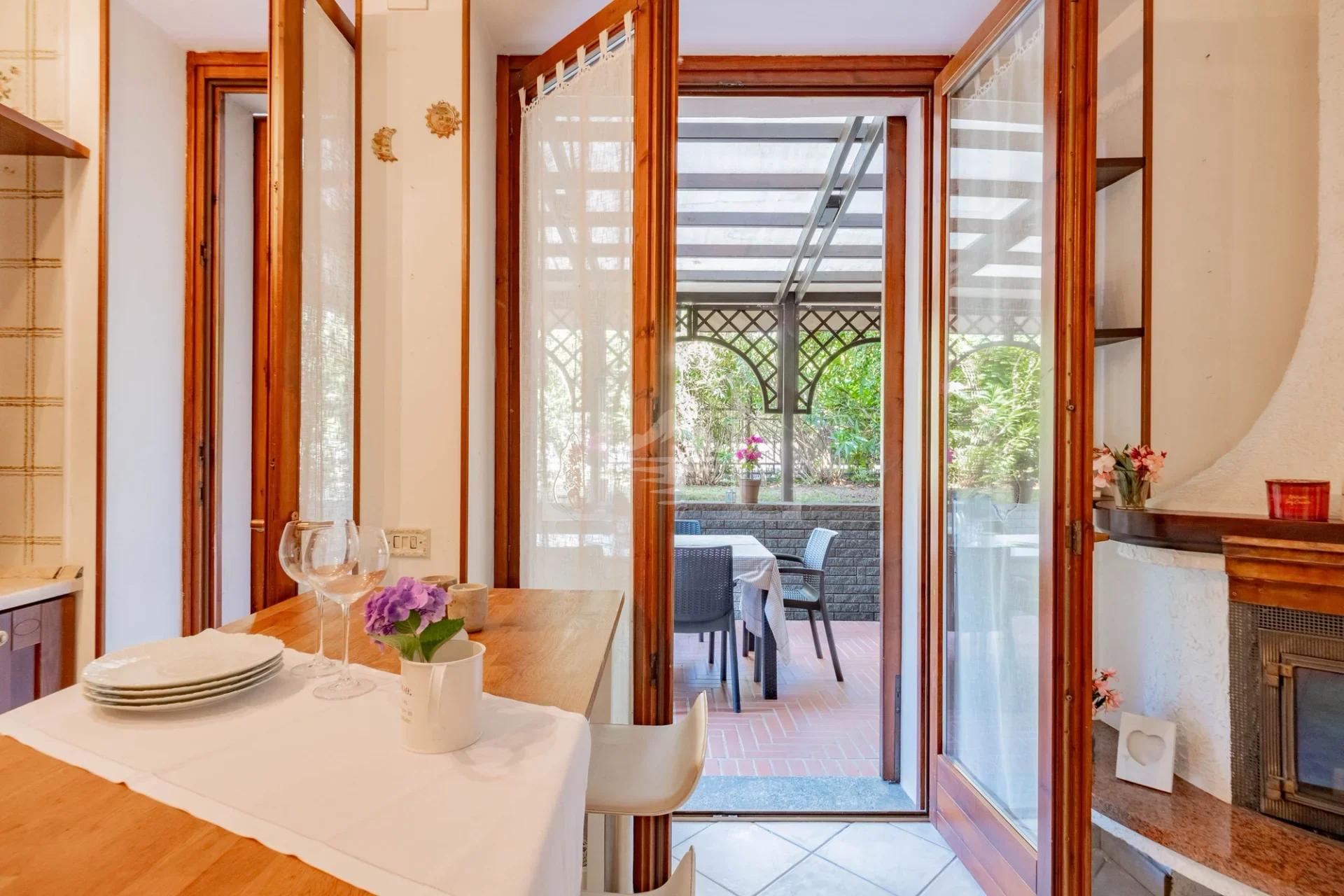 Apartment am Seeufer - Küche mit Zugang zur Terrasse