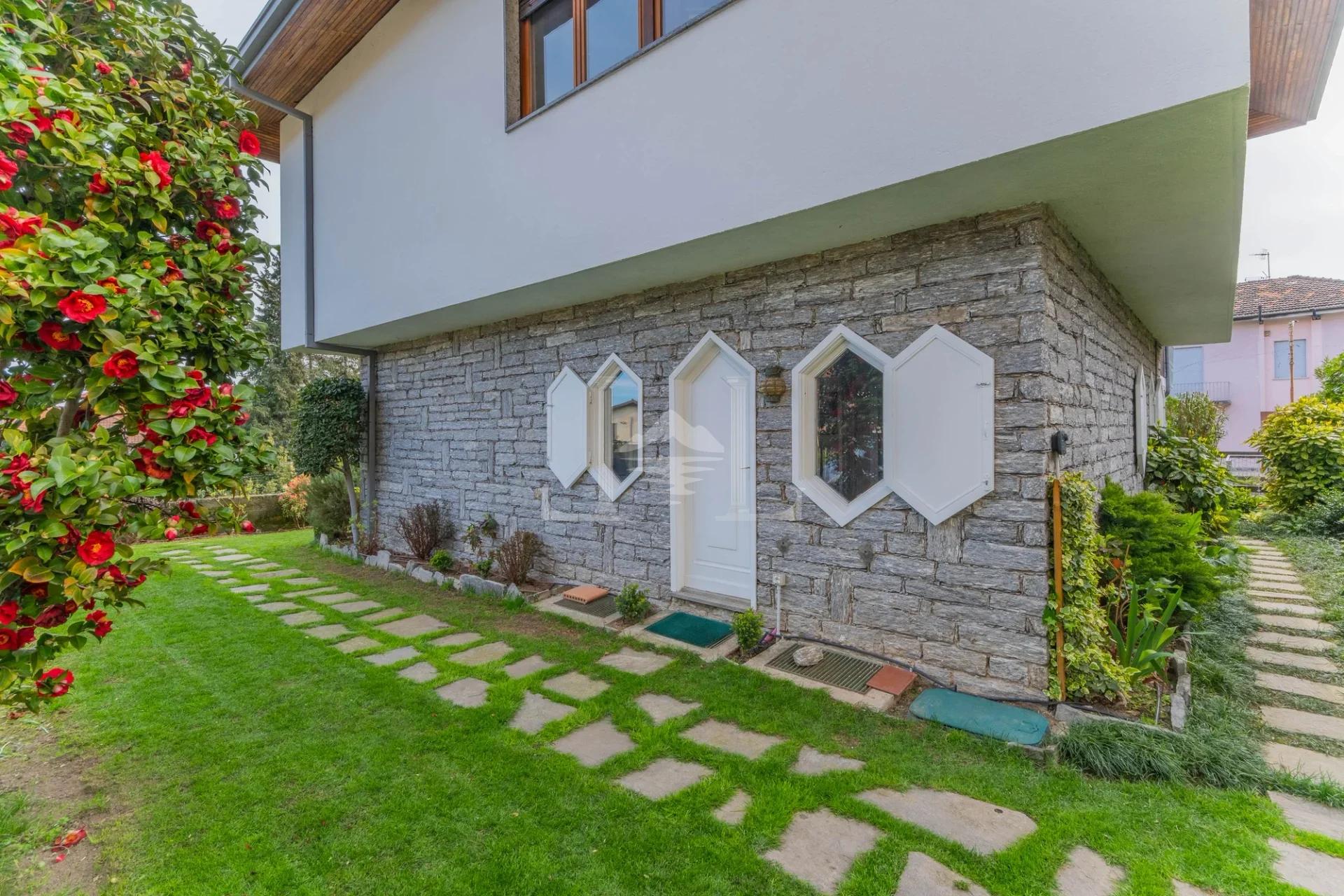 Villa Esclusiva Anni '60 a Meina Centrale, Eleganza Senza Tempo sul Lago Maggiore - Immagine 24