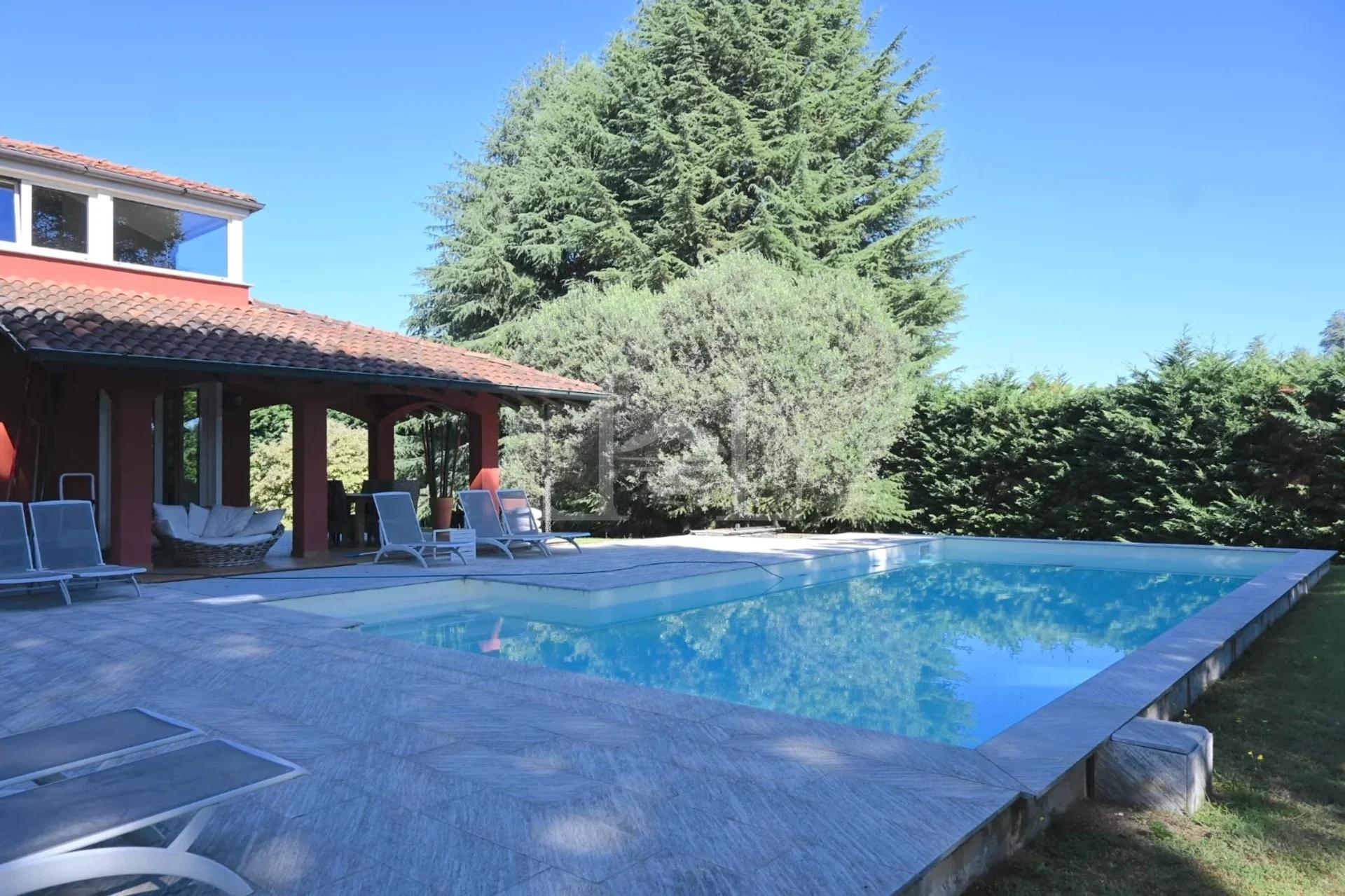 Villa Singola con Piscina ed Immersa nel Verde in Vendita a Dormelletto, Lago Maggiore