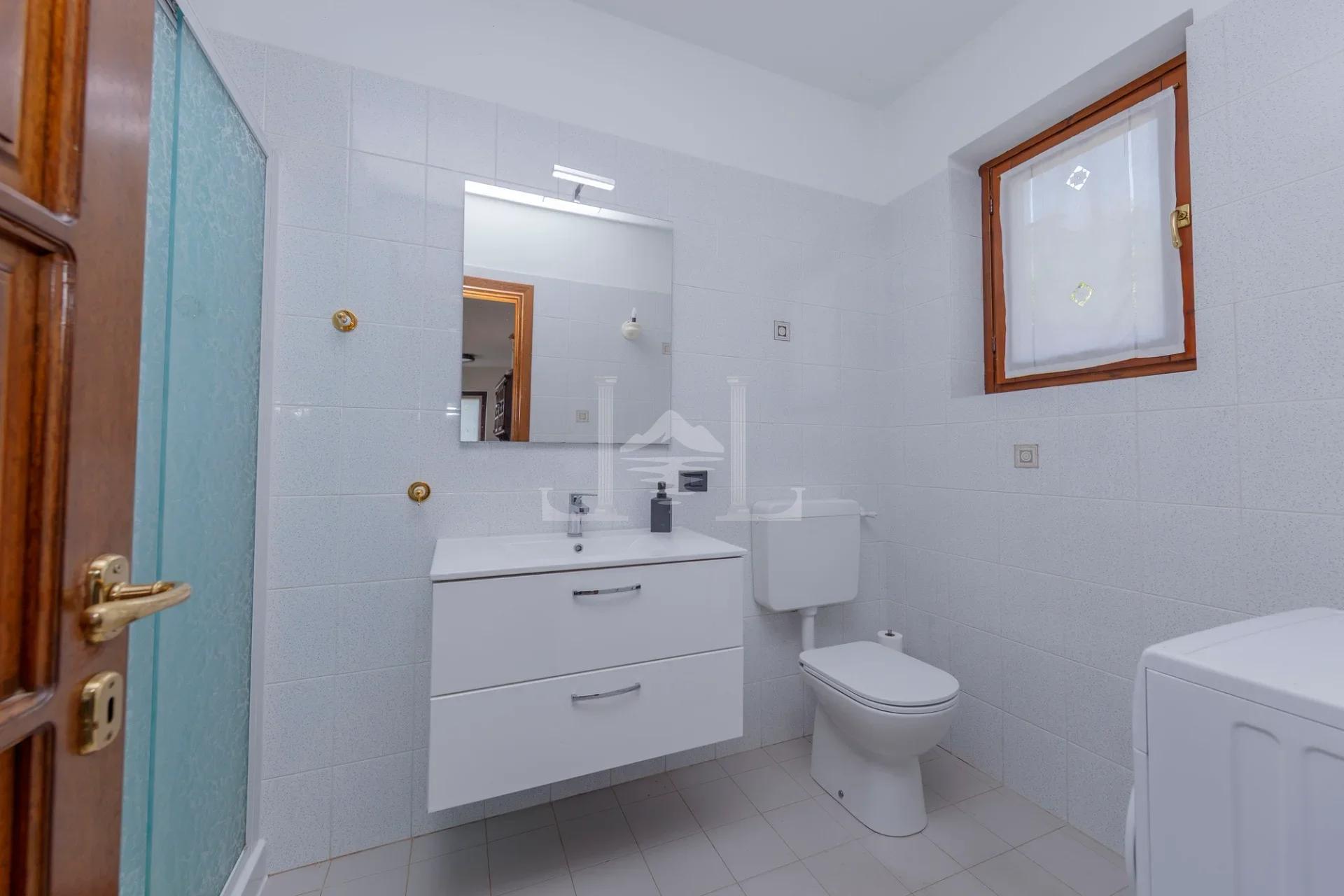 Incantevole Villa Bifamiliare con Vista Panoramica sul Lago e Giardino Terrazzato - Immagine 14