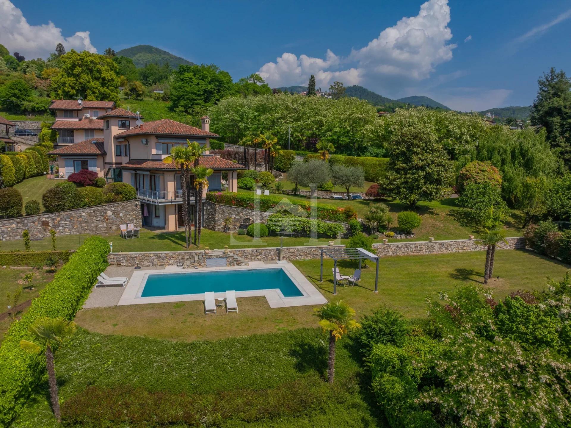 Front villa pool and garden