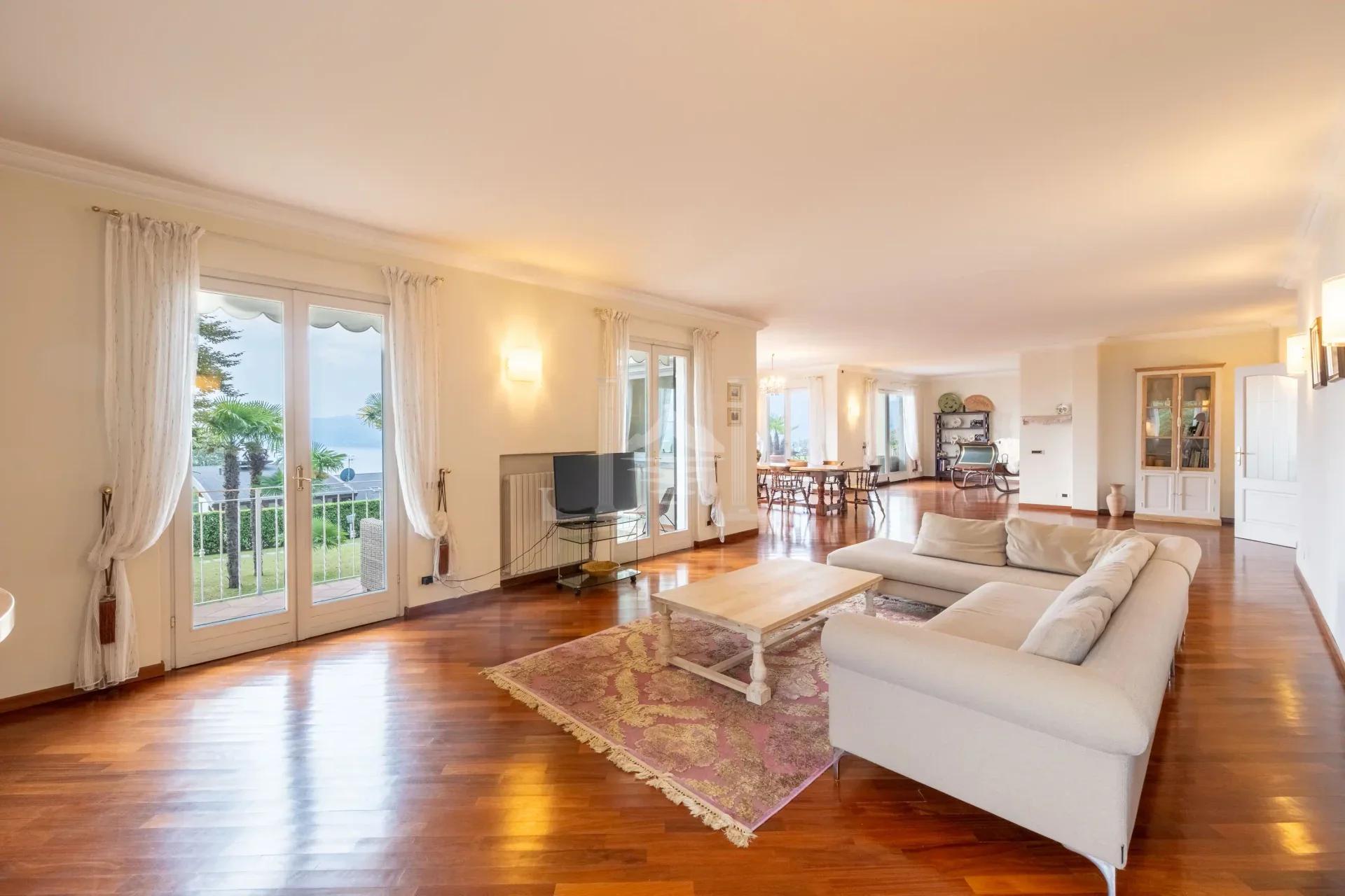 VILLA ARIZZANO LIVING DINING 2