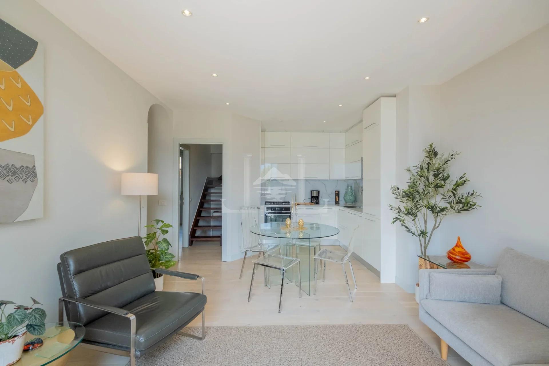 Living area and kitchen of the apartment in Via Solferino, Suna